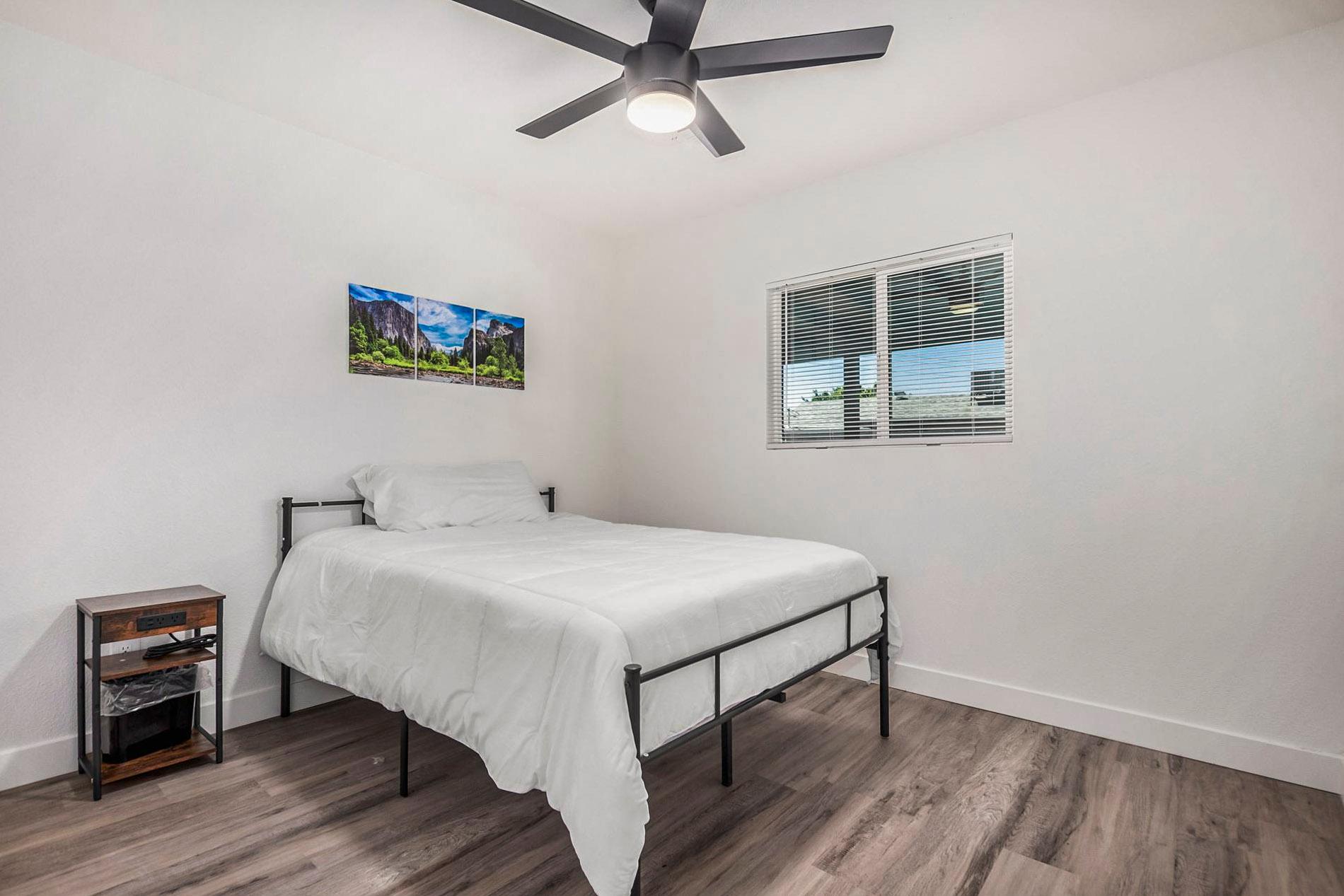 bedroom, detected:window blind, ceiling fan, bed