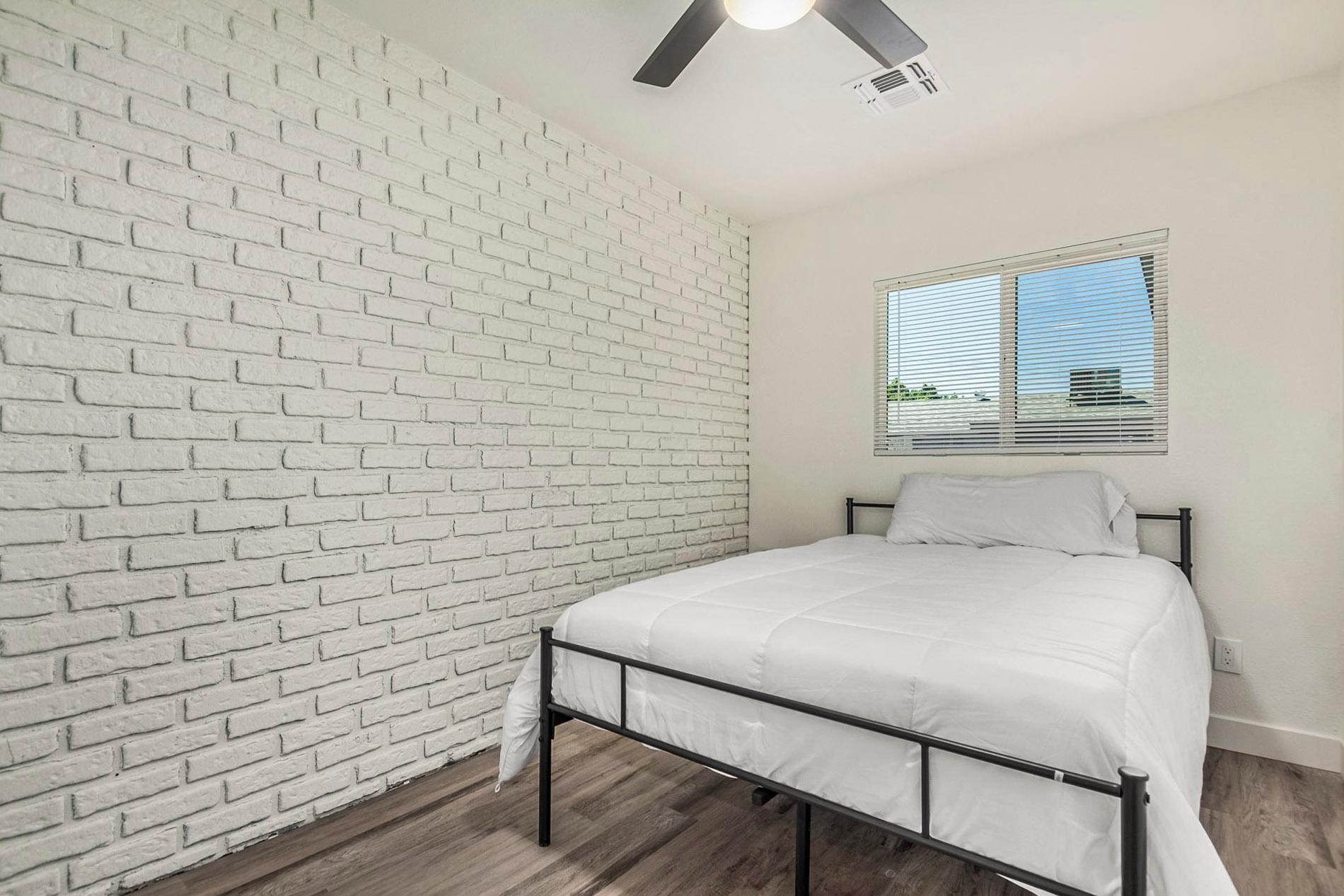bedroom, detected:ceiling fan, bed, window blind