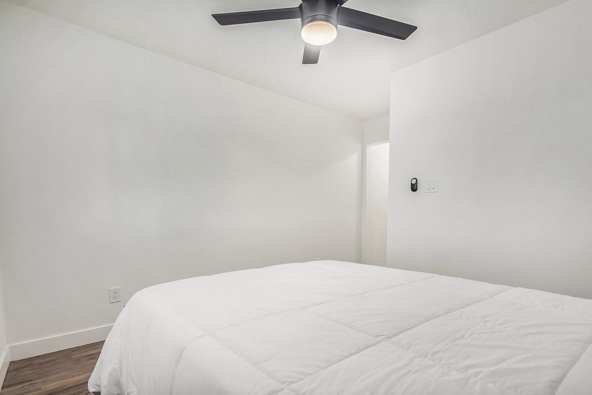 bedroom, detected:ceiling fan, bed
