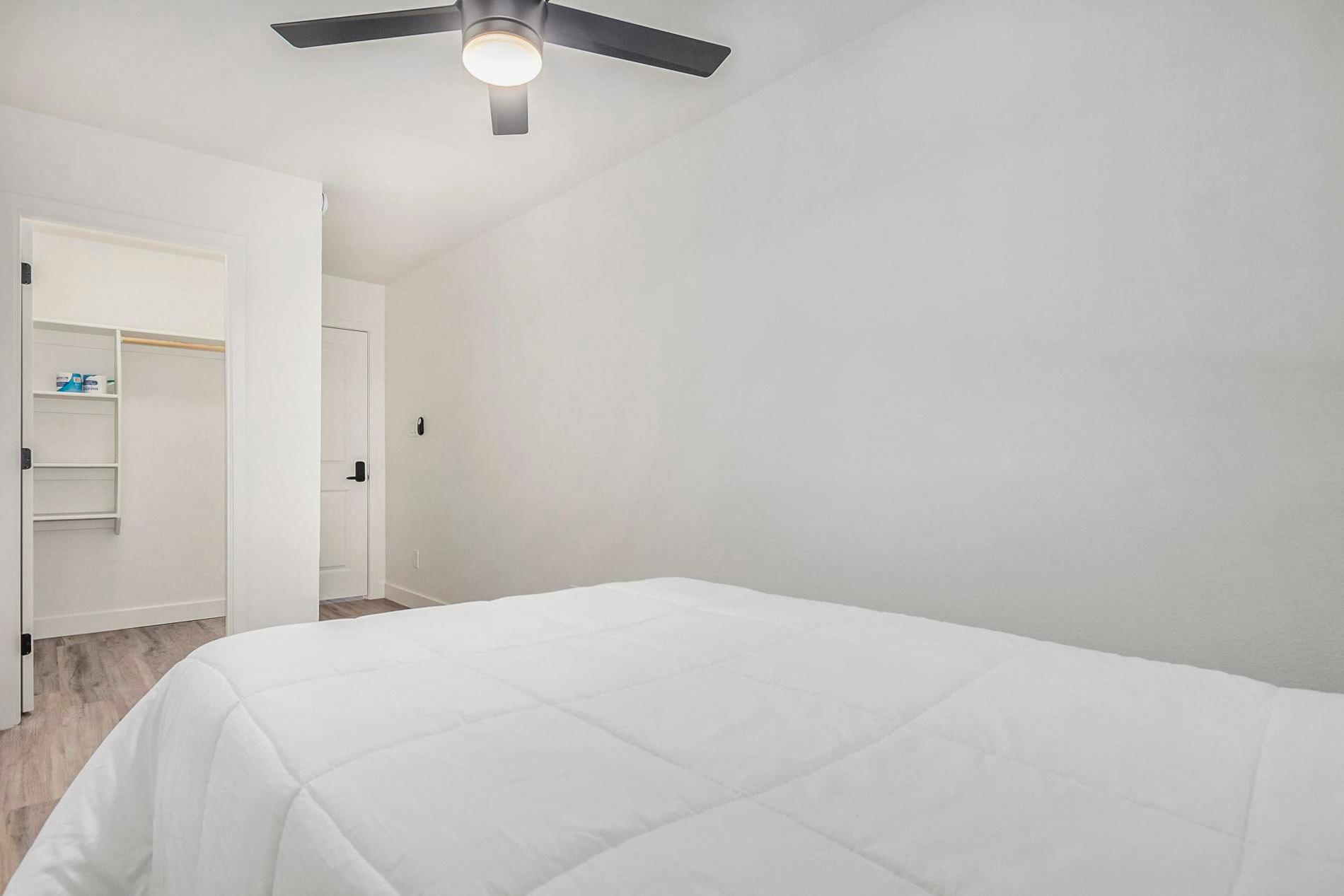 bedroom, detected:ceiling fan, bed