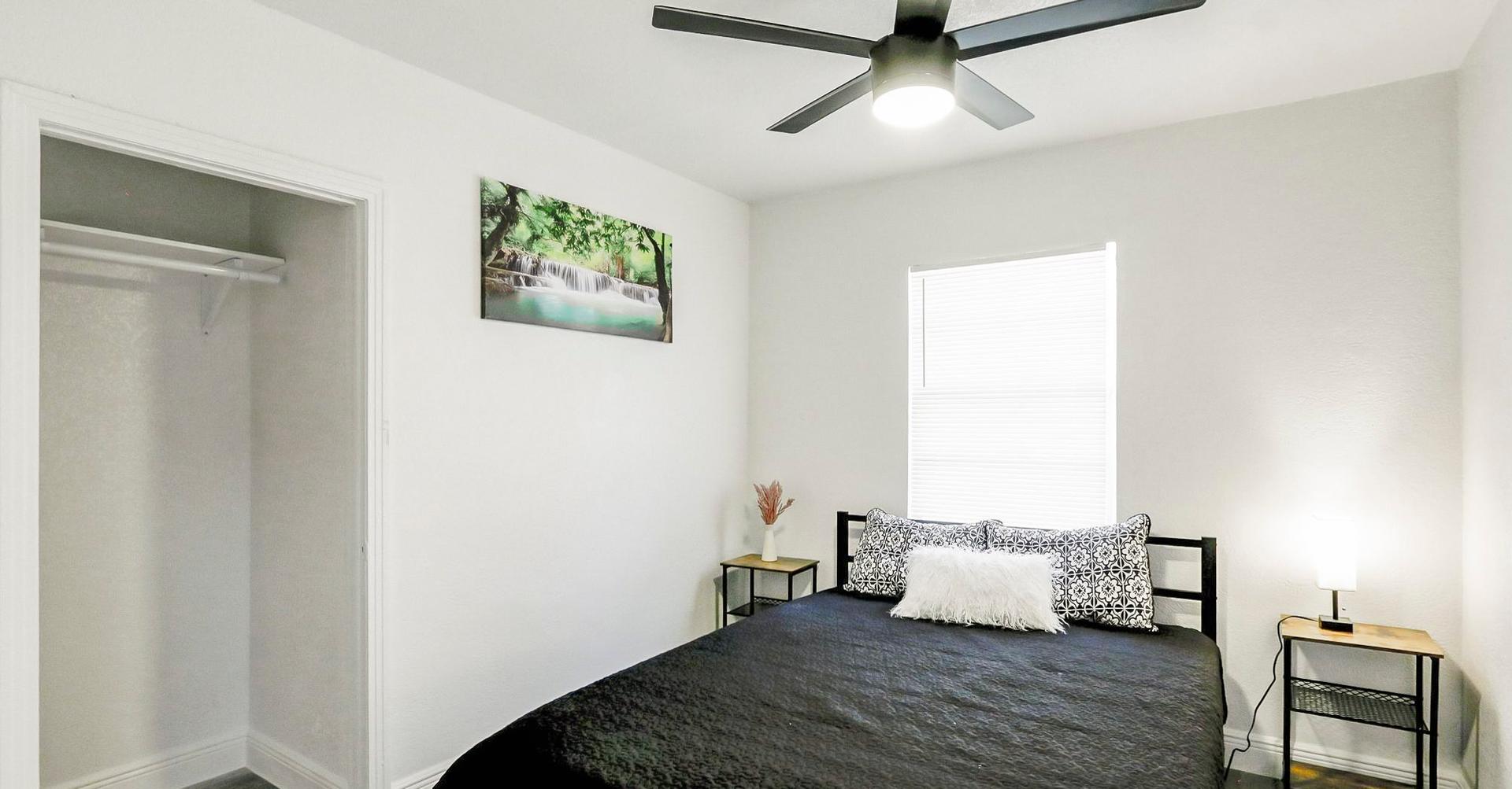 bedroom, detected:ceiling fan, bed