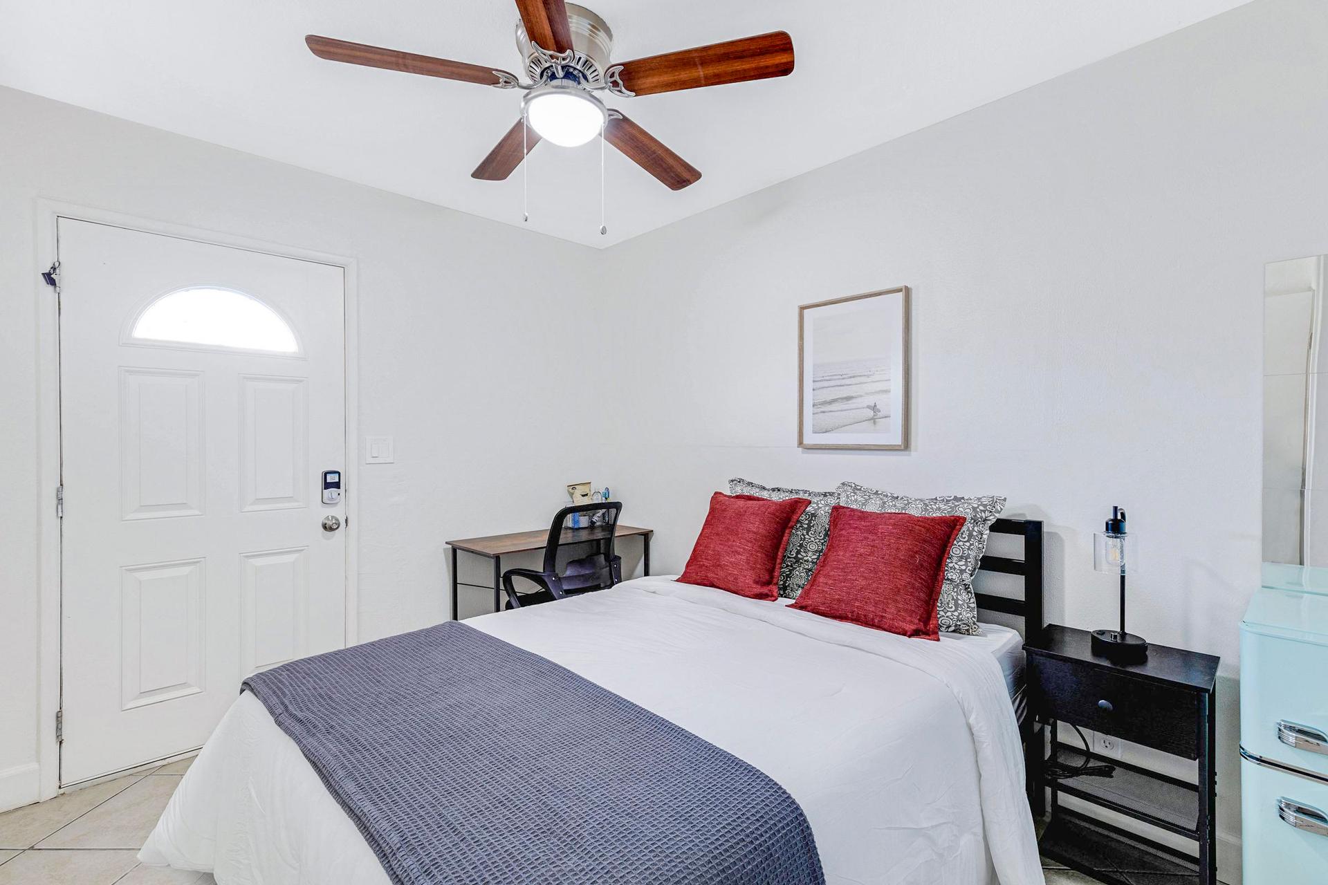 bedroom, detected:ceiling fan, bed, window blind
