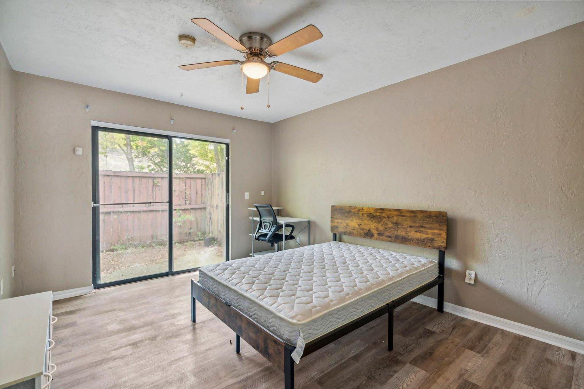 bedroom, detected:ceiling fan, window blind, bed