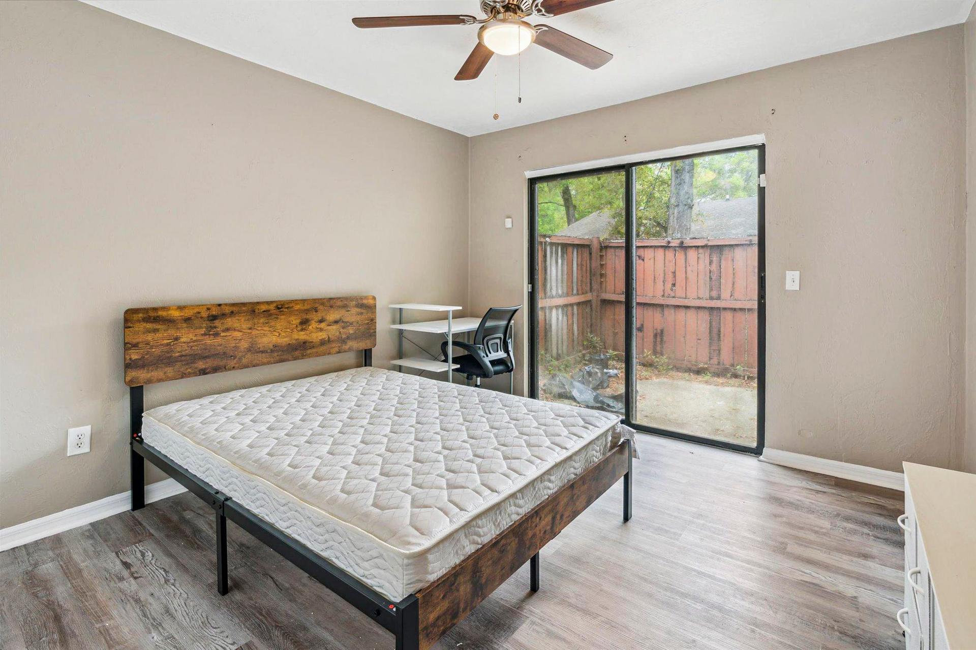 bedroom, detected:ceiling fan, window blind, bed