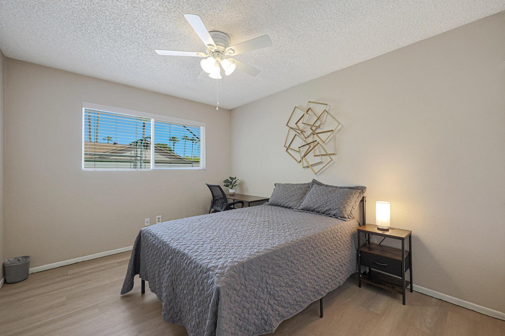 nice sized room with reach in closet