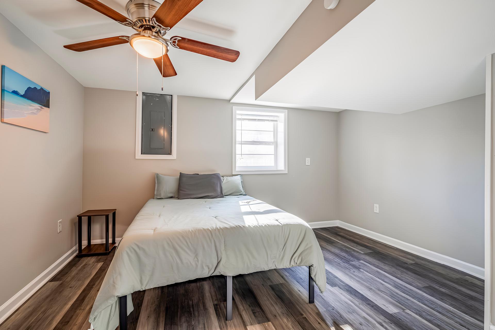 bedroom, detected:ceiling fan, bed, window blind