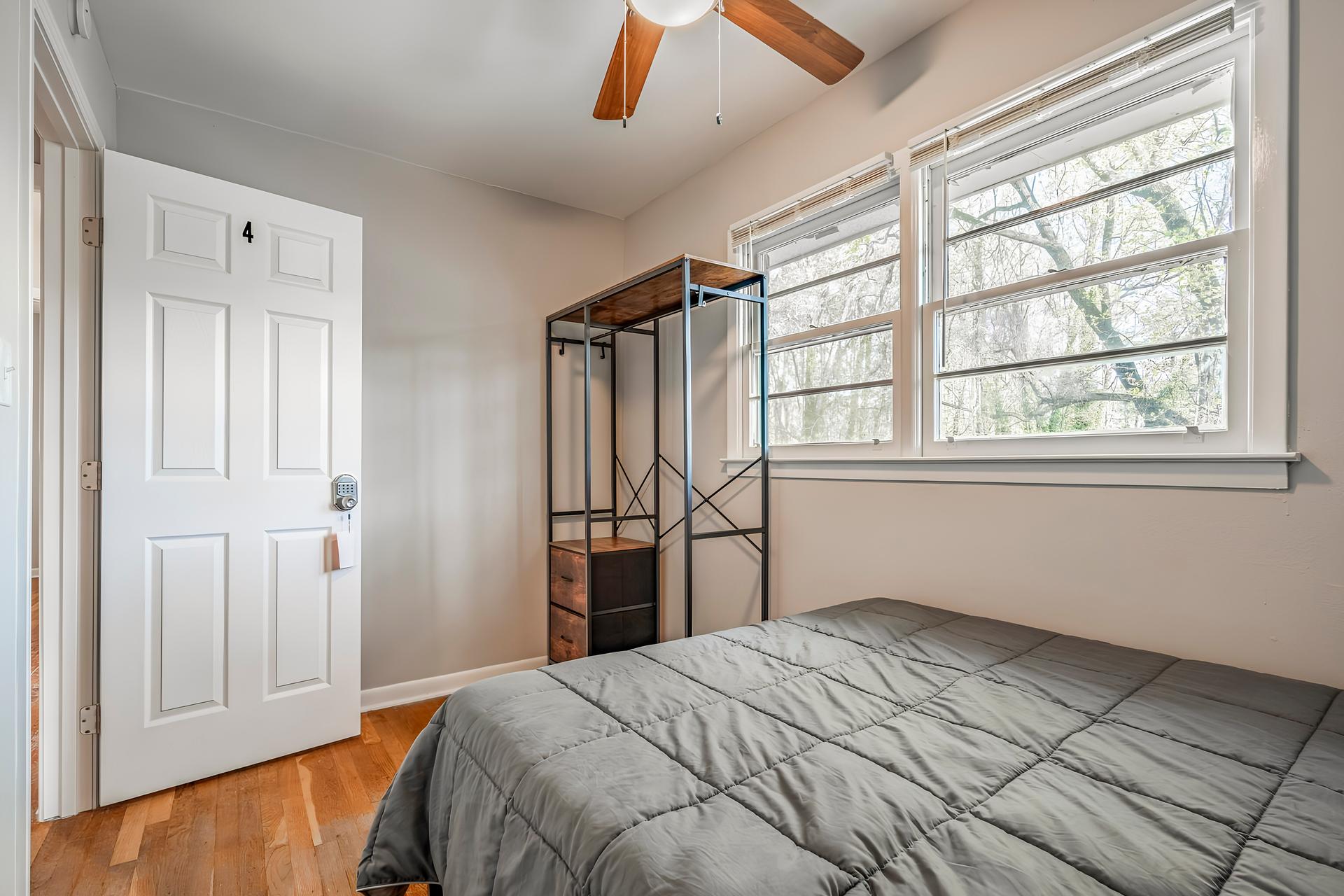 bedroom, detected:window blind, ceiling fan, bed