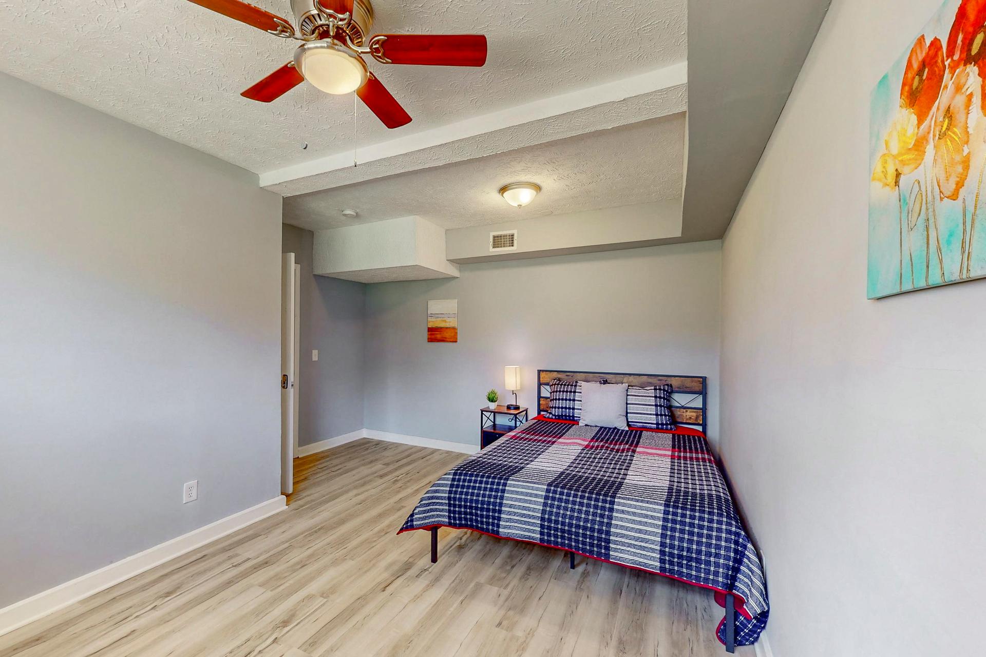 bedroom, detected:ceiling fan, bed, window blind