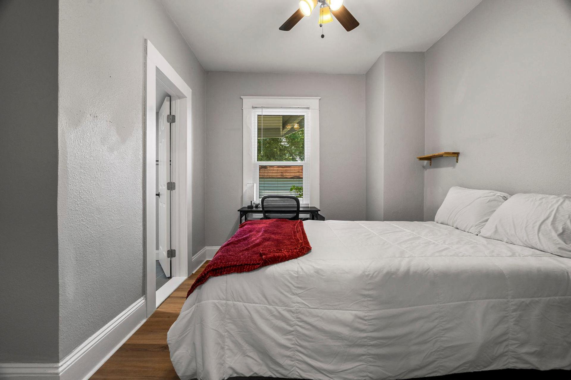 bedroom, detected:ceiling fan, bed