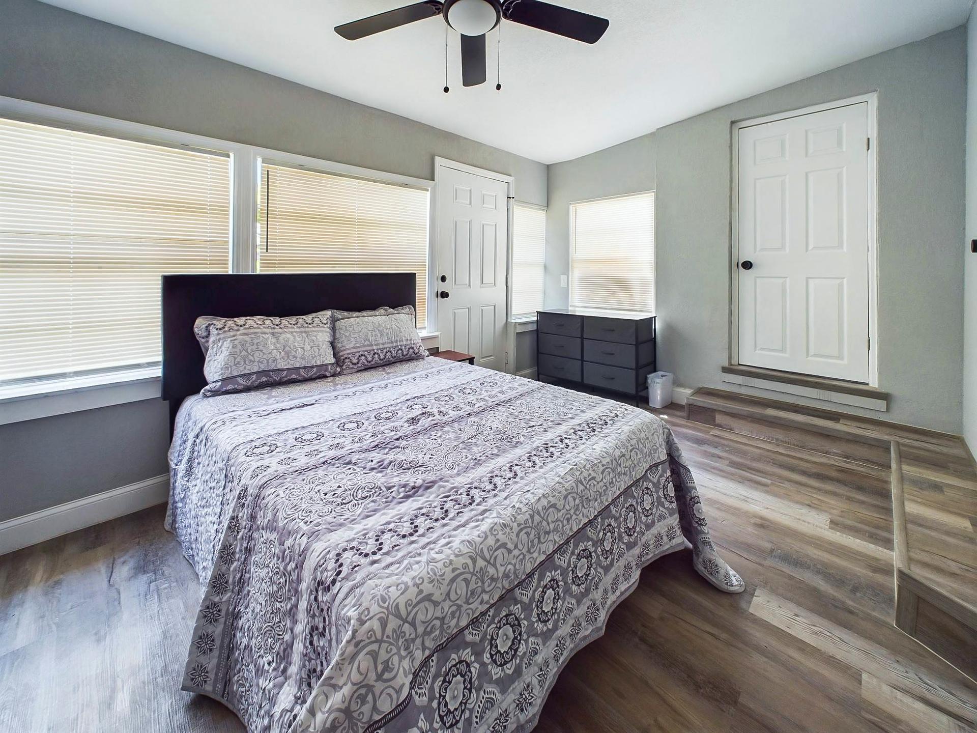 bedroom, detected:ceiling fan, bed, window blind