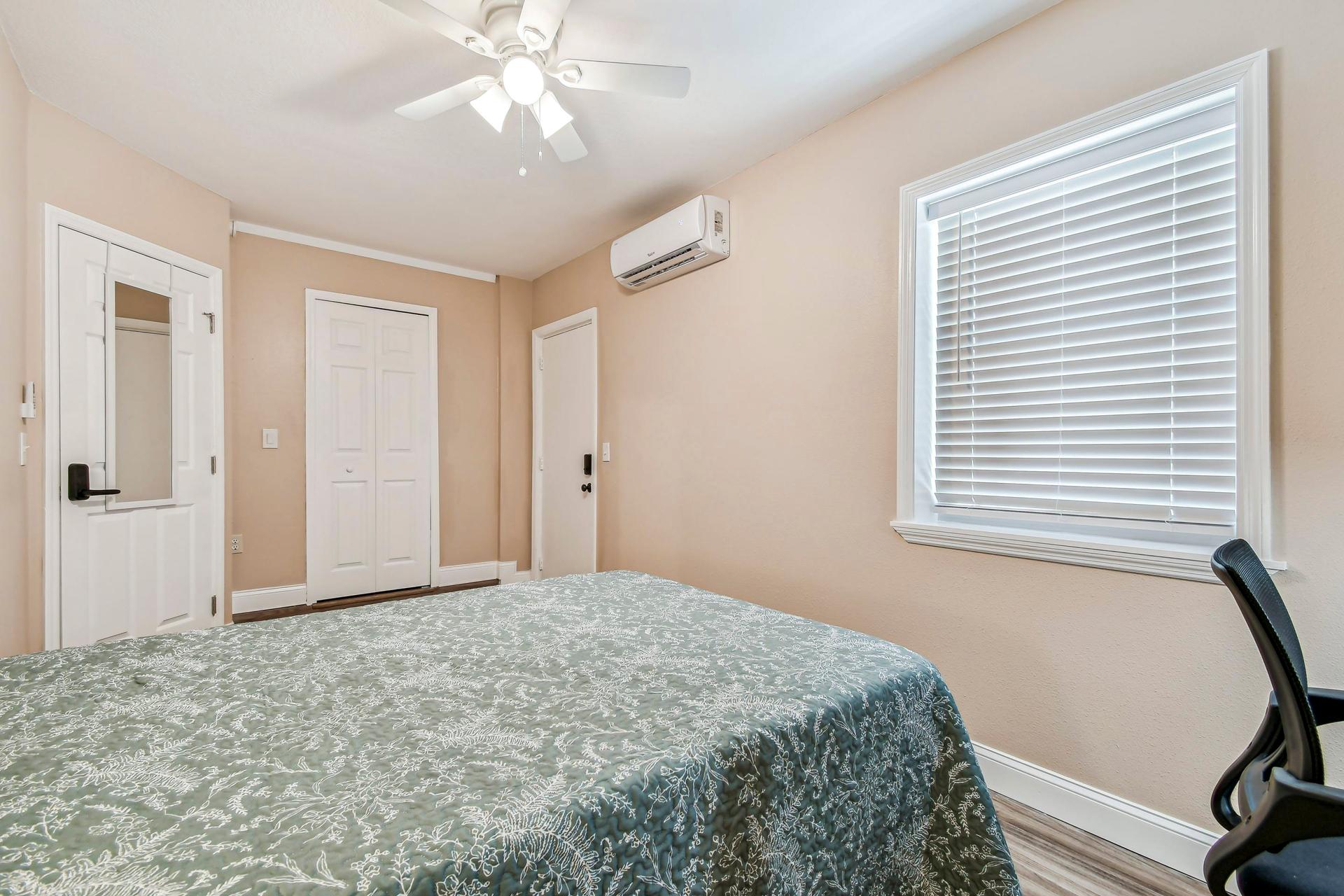 bedroom, detected:ceiling fan, window blind, bed