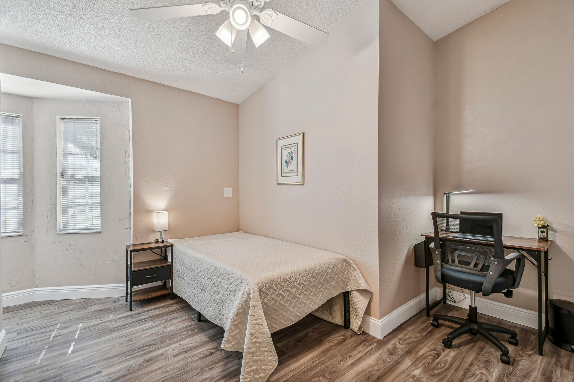 bedroom, detected:ceiling fan, bed, window blind