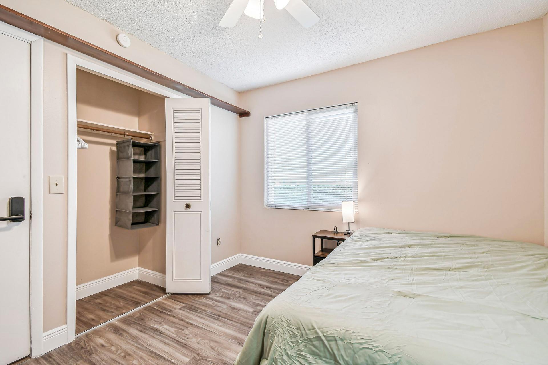 bedroom, detected:ceiling fan, bed, window blind