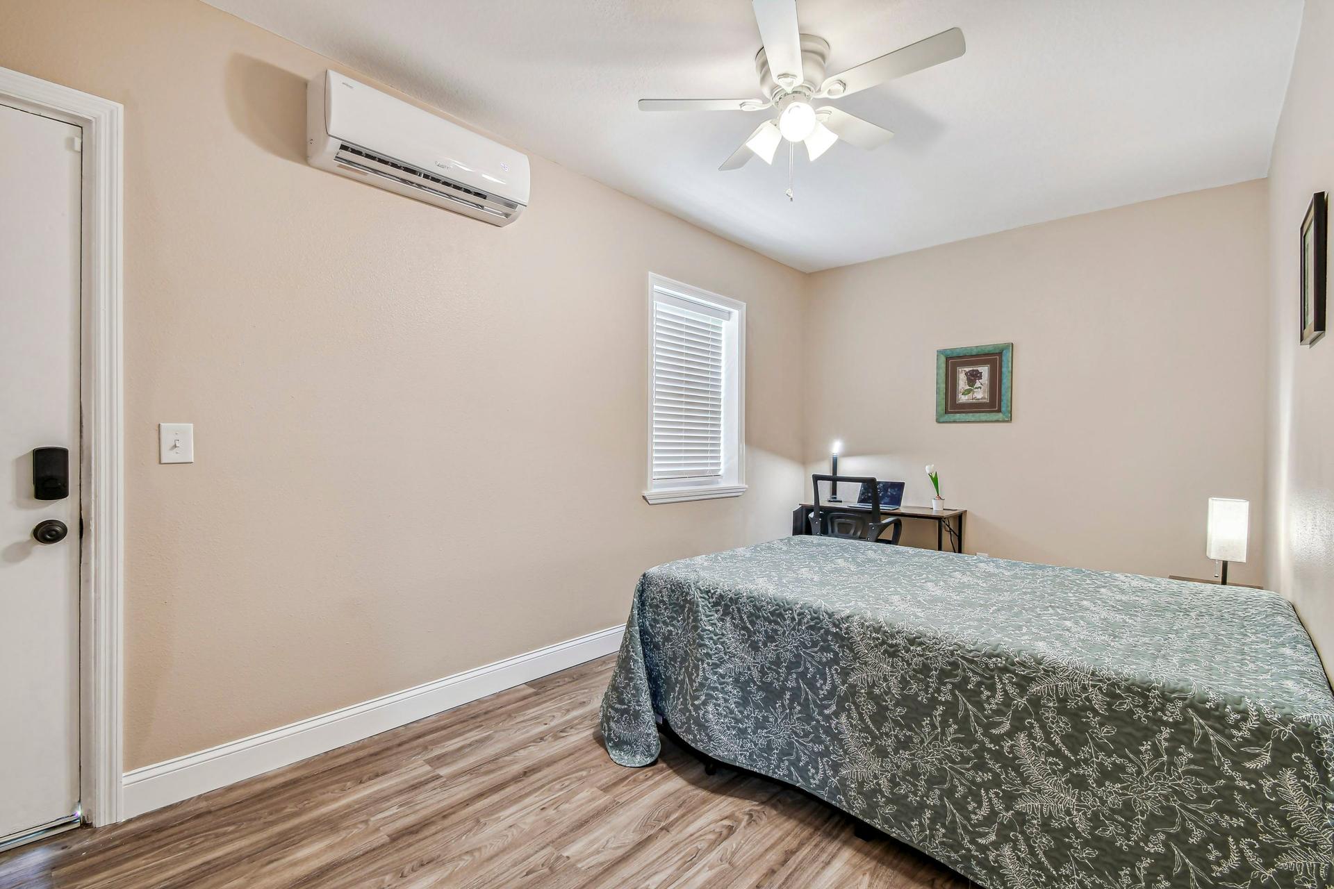 bedroom, detected:ceiling fan, window blind, bed