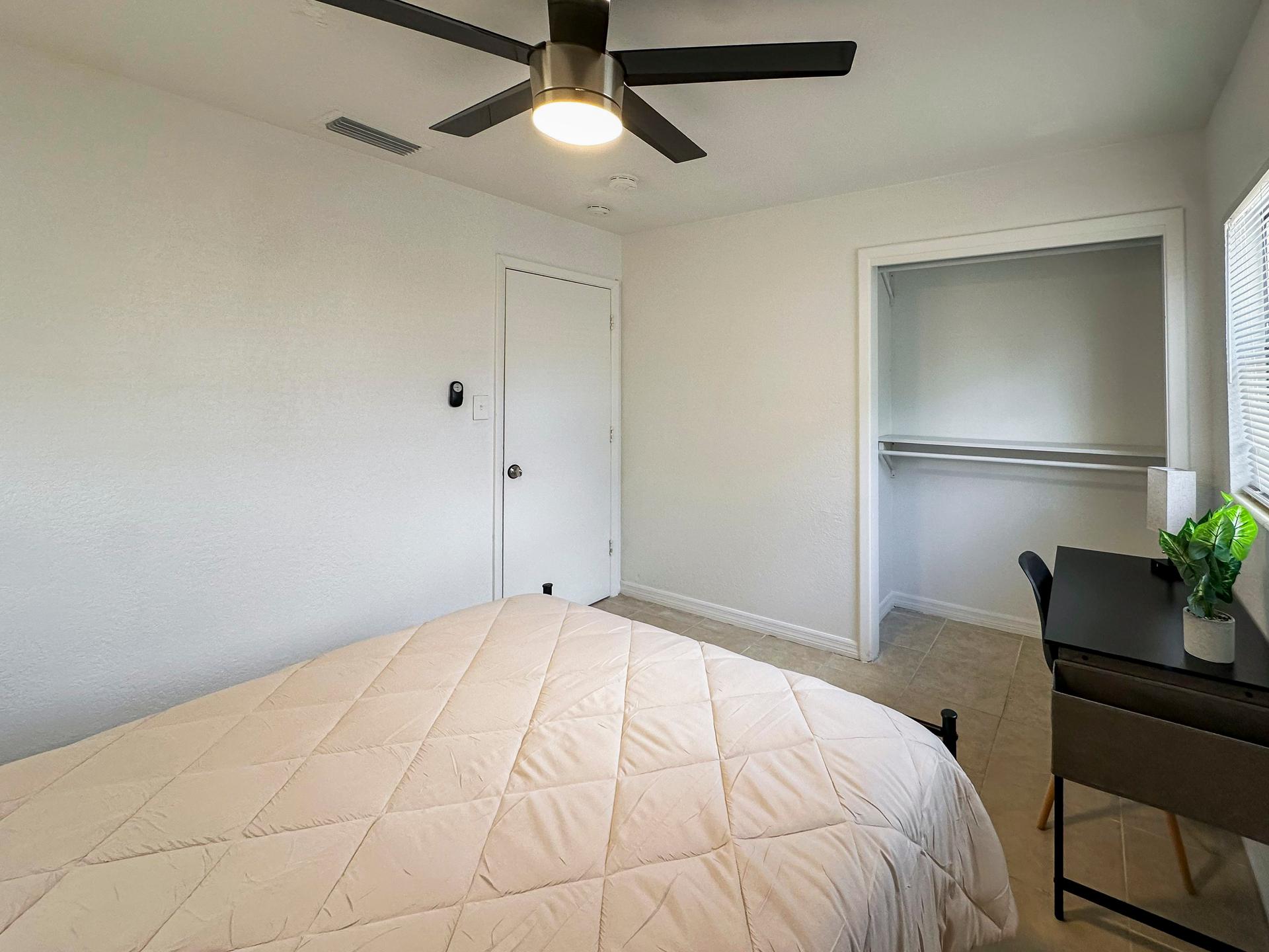 bedroom, detected:ceiling fan, bed, window blind