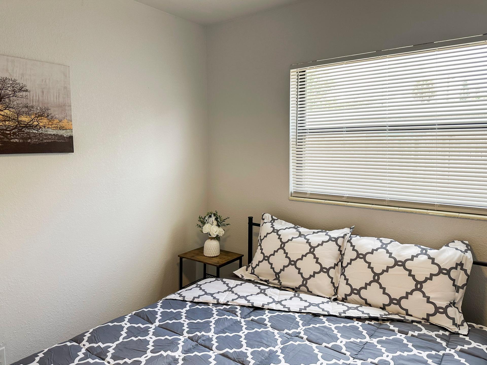 bedroom, detected:window blind, bed