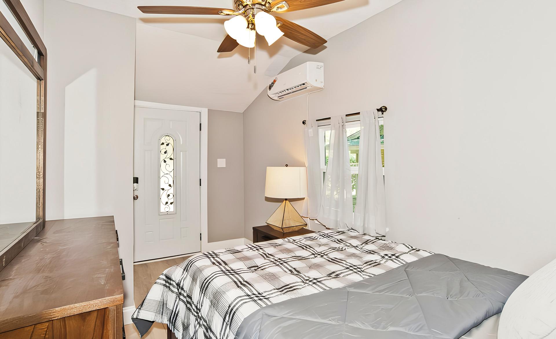 bedroom, detected:ceiling fan, bed, window blind