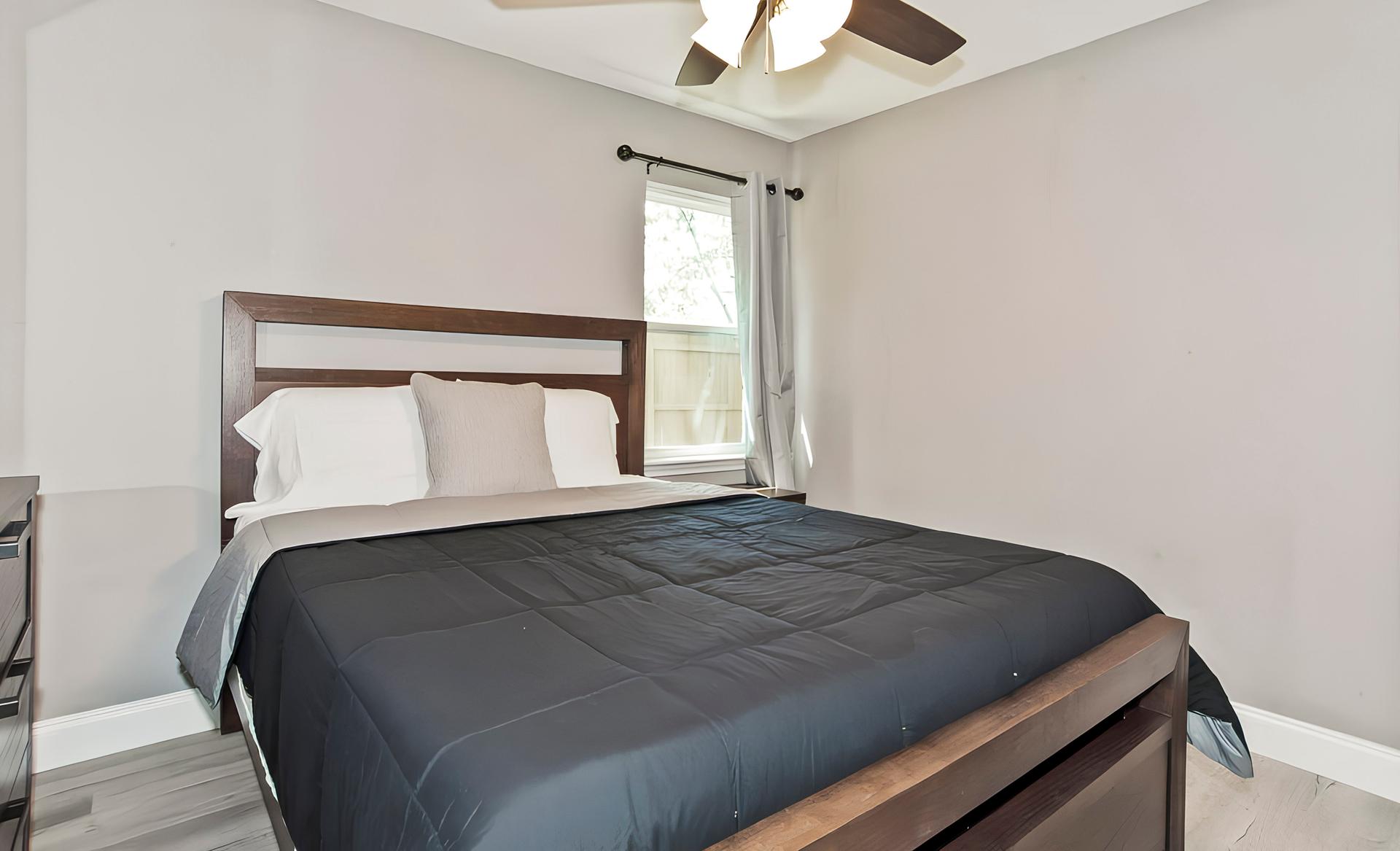 bedroom, detected:ceiling fan, bed