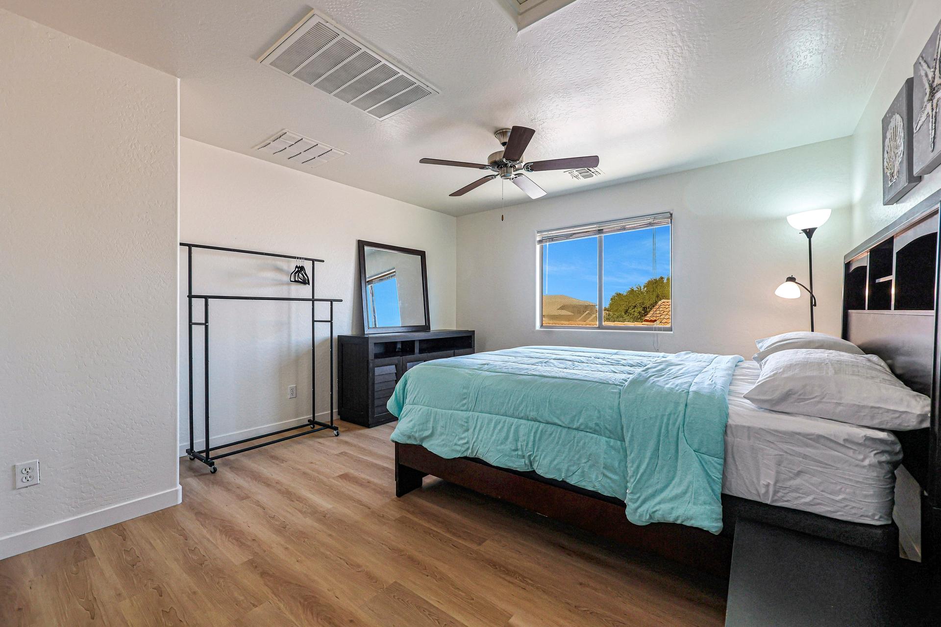 bedroom, detected:ceiling fan, bed, window blind