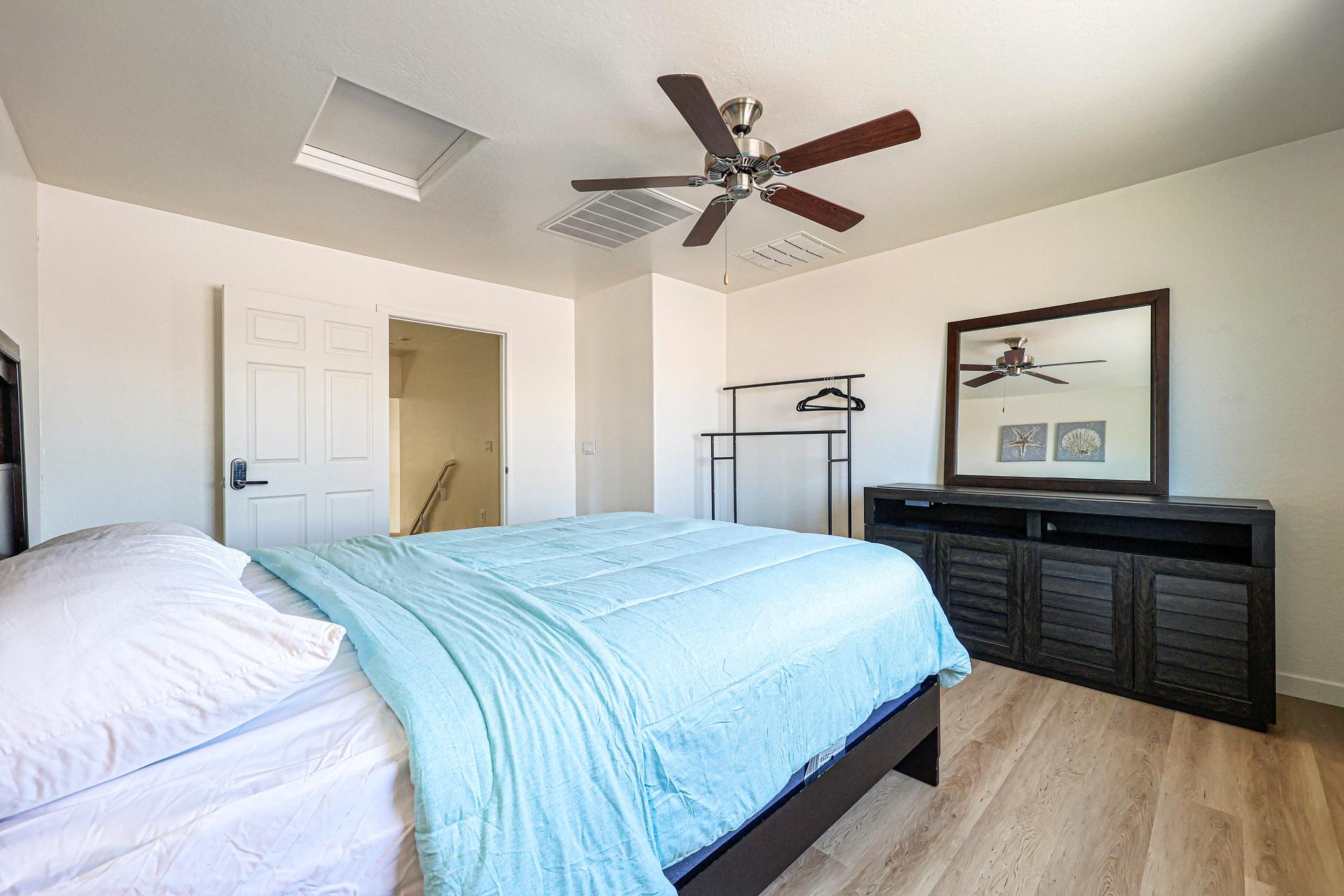 bedroom, detected:ceiling fan, bed, window blind