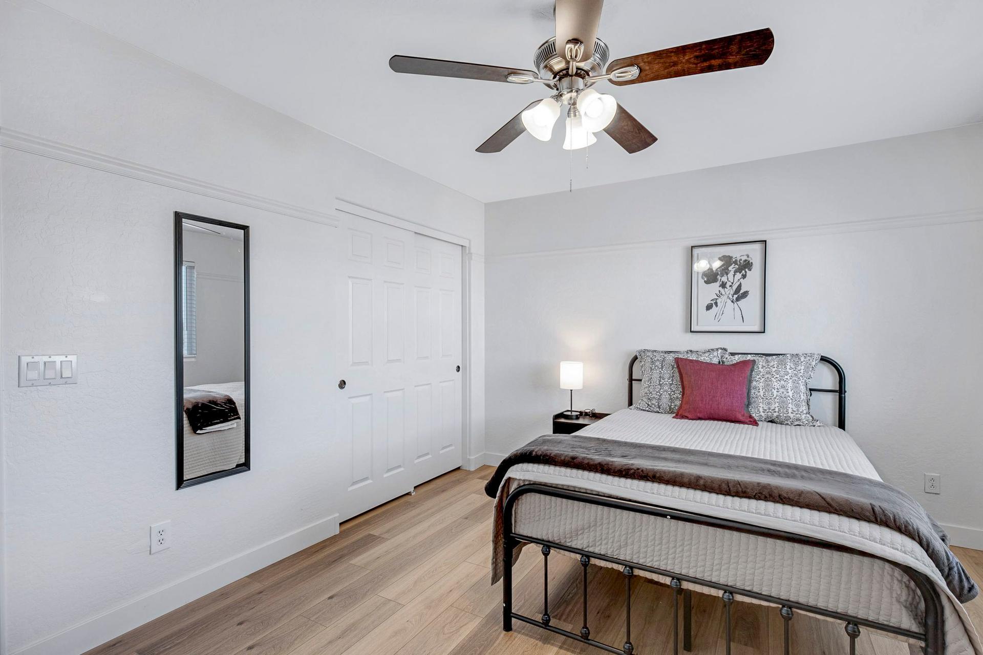 bedroom, detected:ceiling fan, window blind, bed