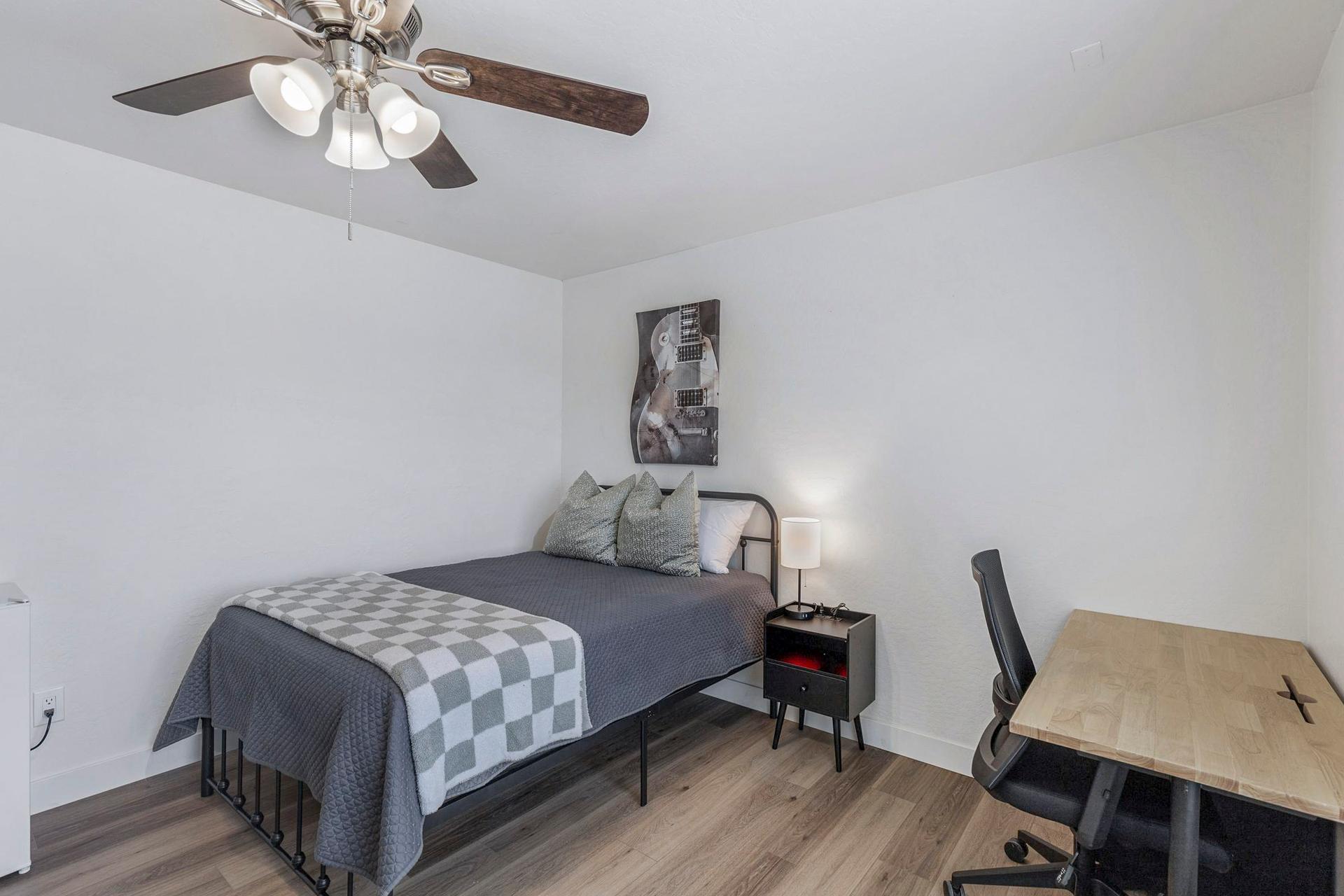 bedroom, detected:ceiling fan, bed, window blind