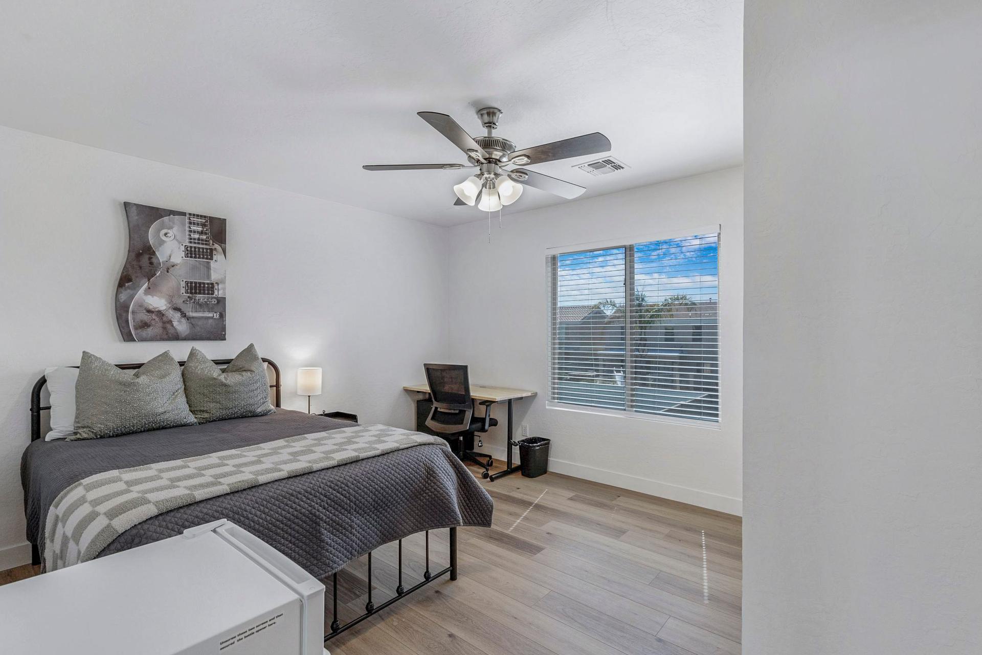 bedroom, detected:ceiling fan, window blind, bed