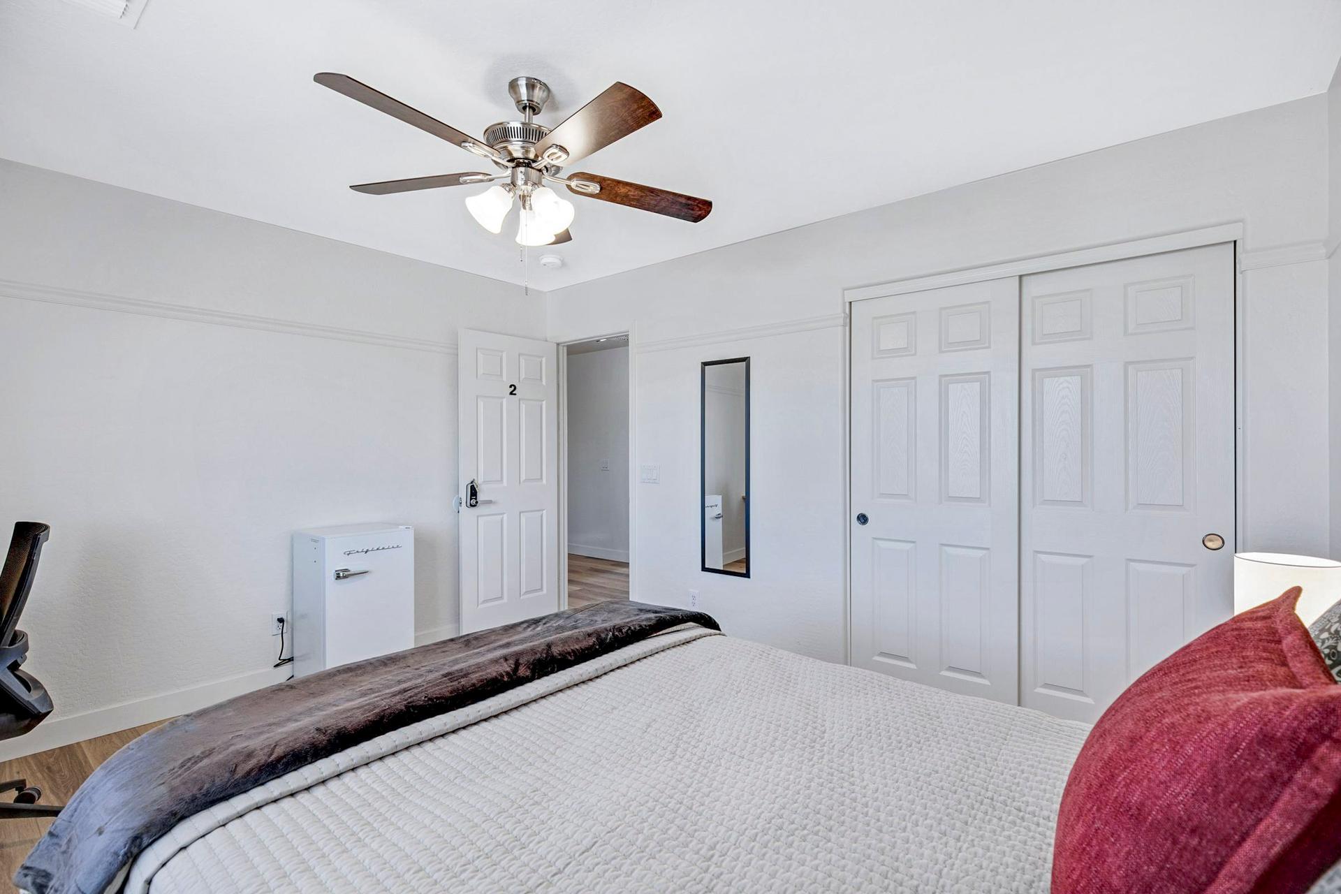 bedroom, detected:ceiling fan, bed