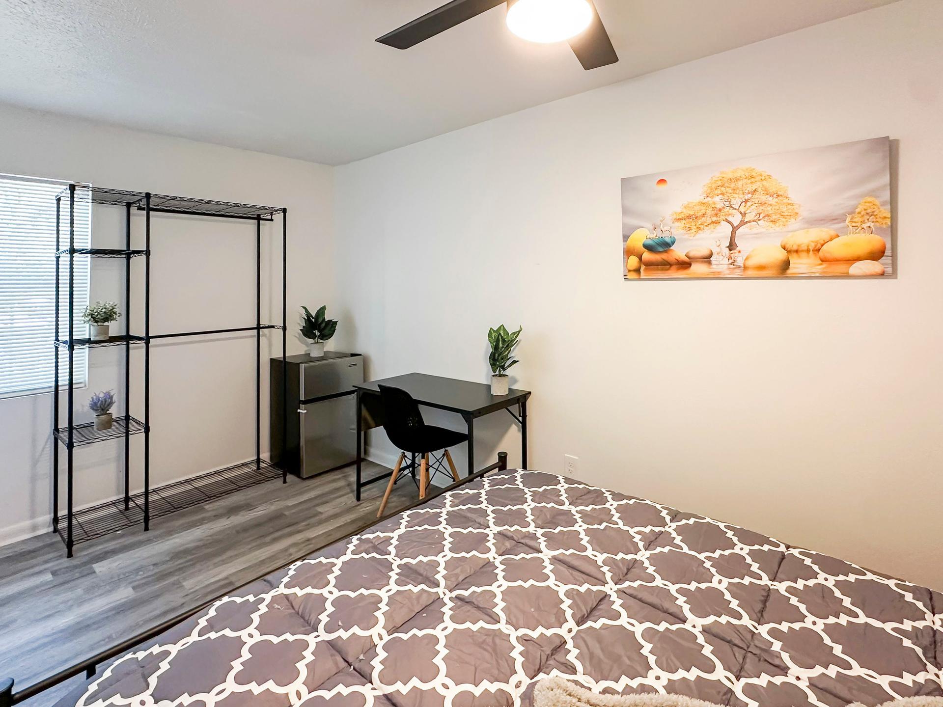 bedroom, detected:ceiling fan, carpet