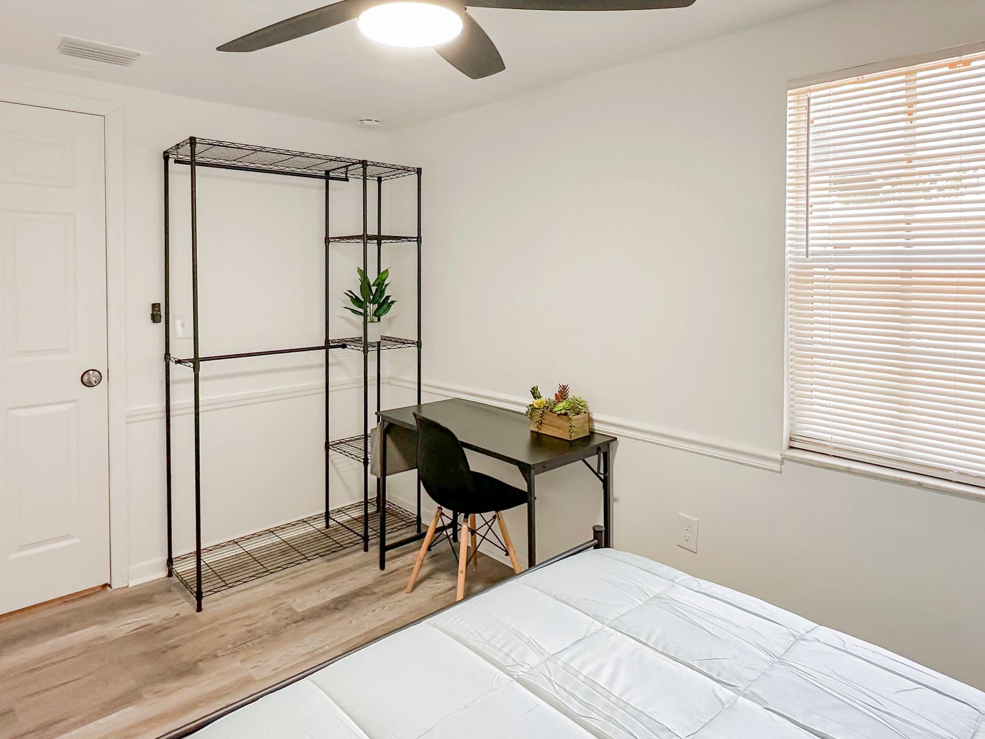 bedroom, detected:ceiling fan, window blind, bed