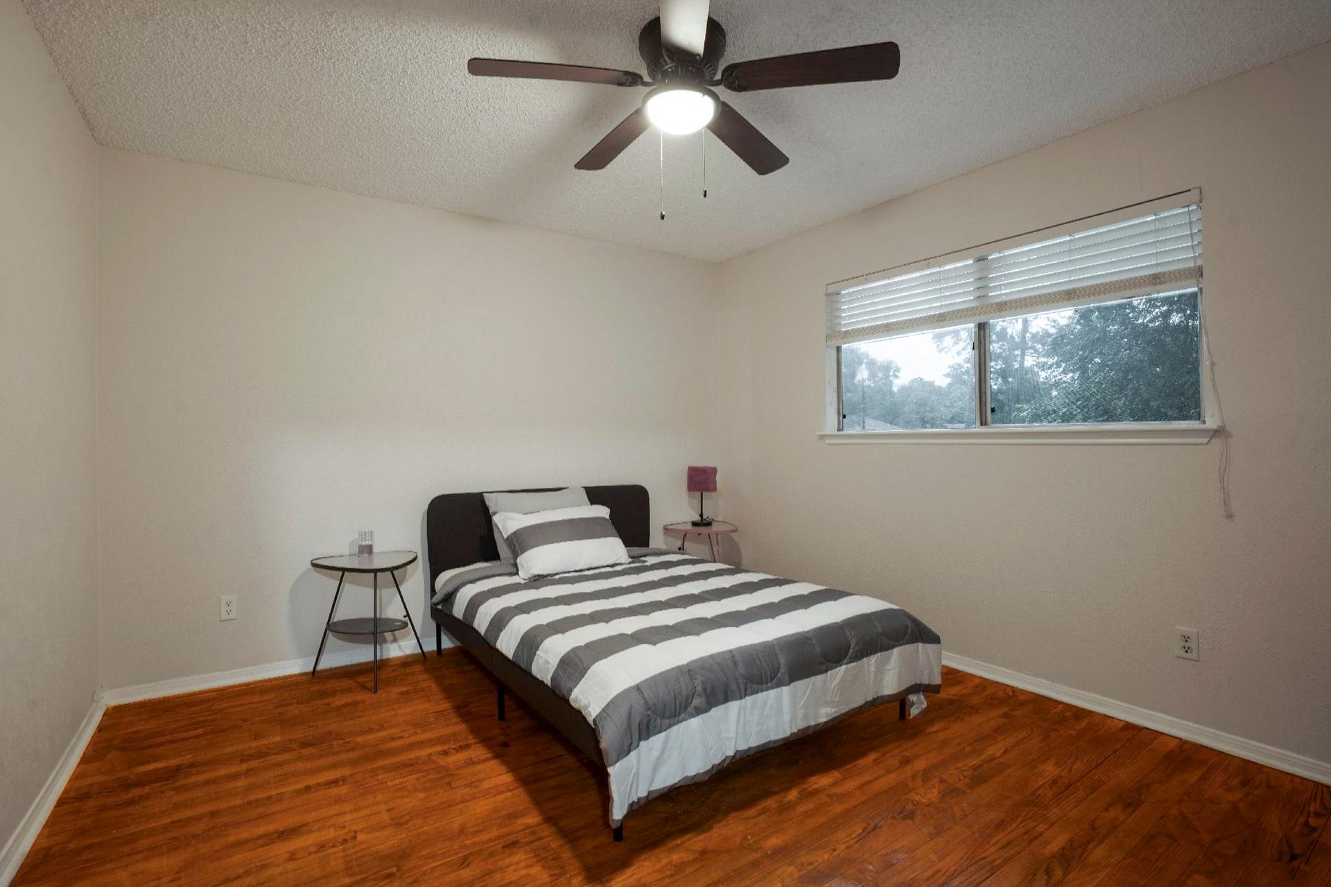 bedroom, detected:ceiling fan, window blind, bed