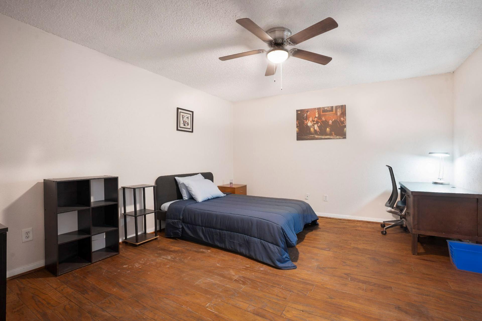 bedroom, detected:ceiling fan, window blind, bed