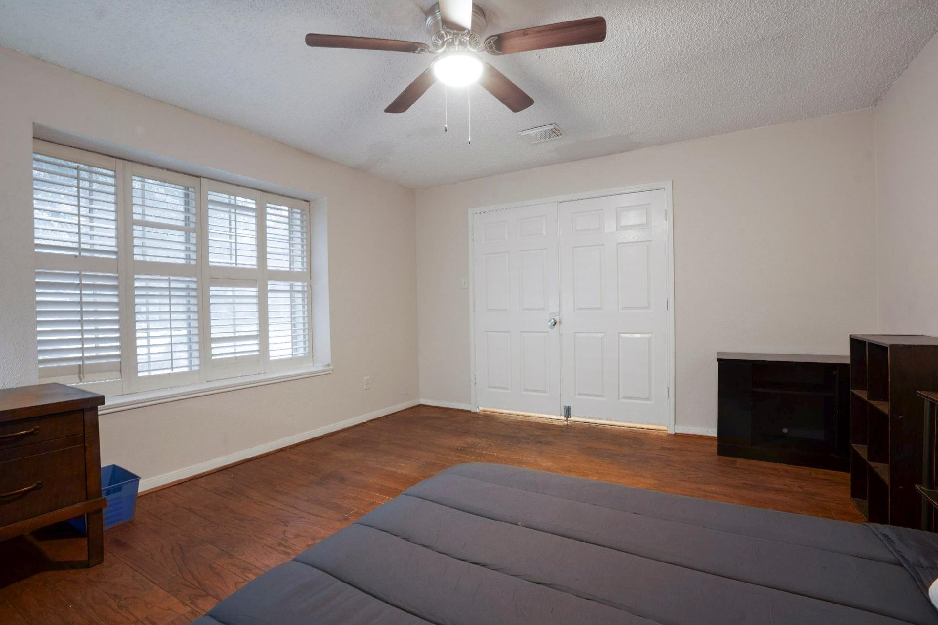 living_room, detected:ceiling fan, window blind
