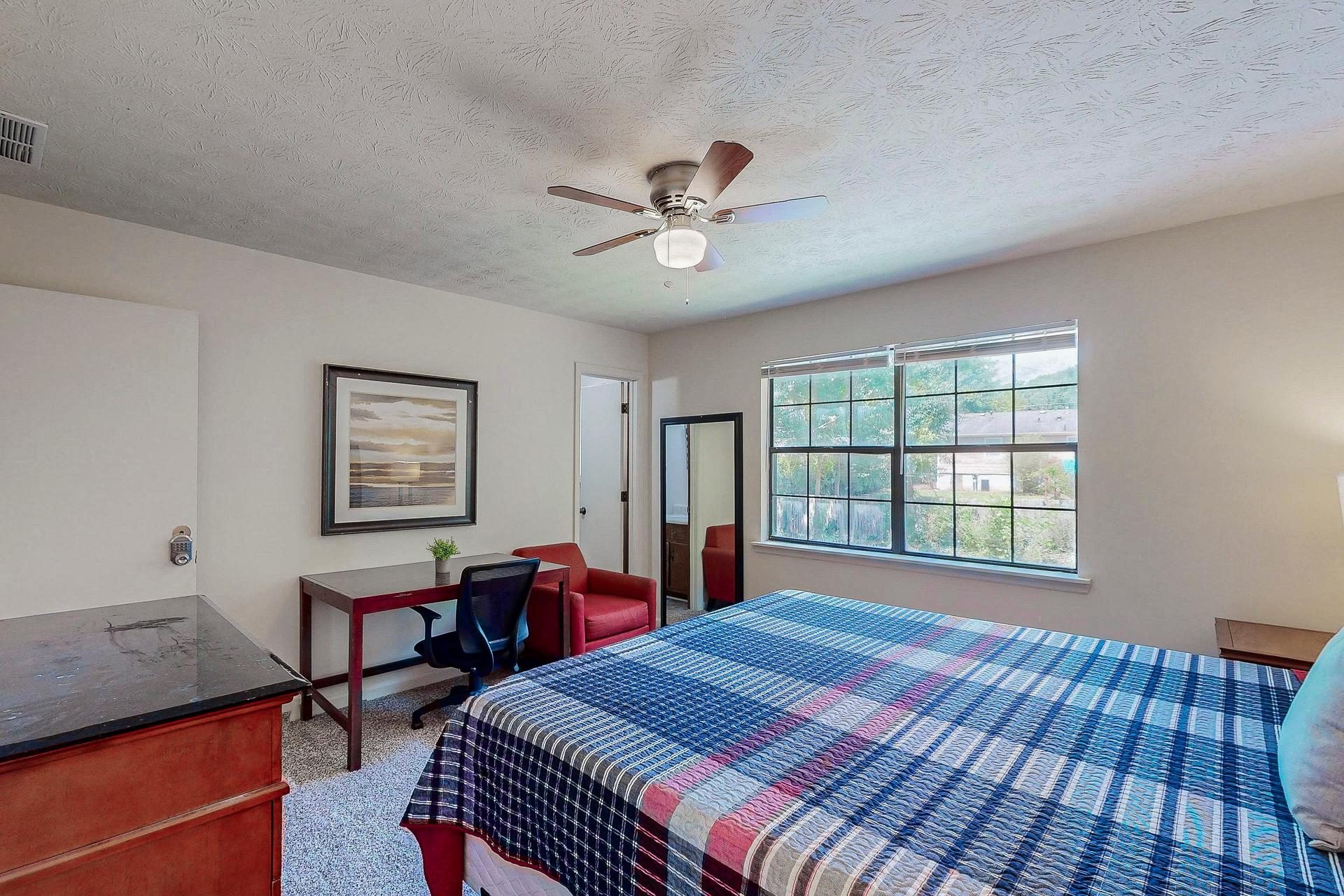 bedroom, detected:ceiling fan, bed, window blind