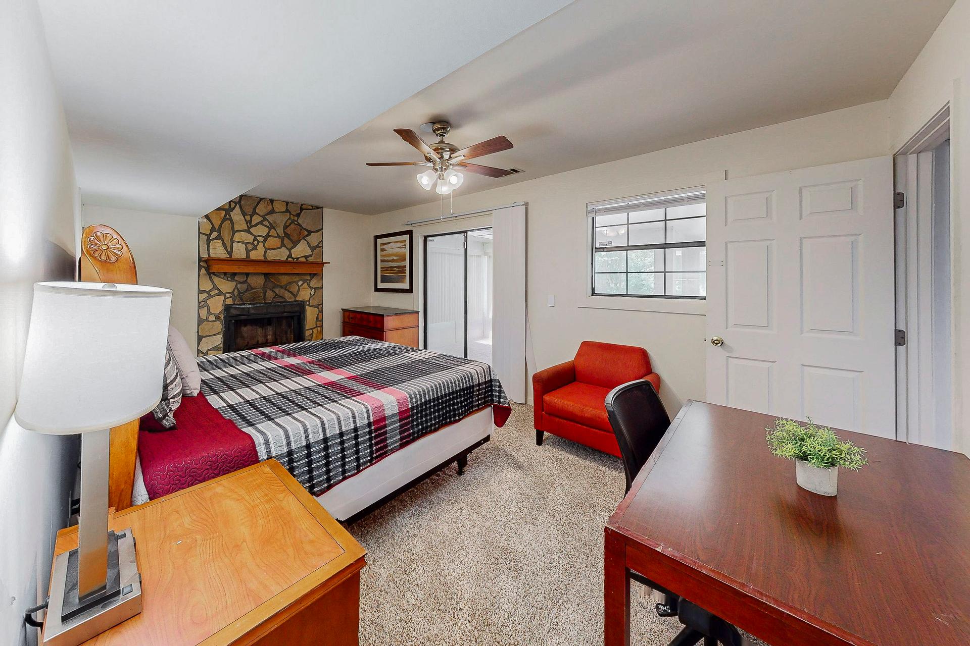 bedroom, detected:ceiling fan, window blind, bed
