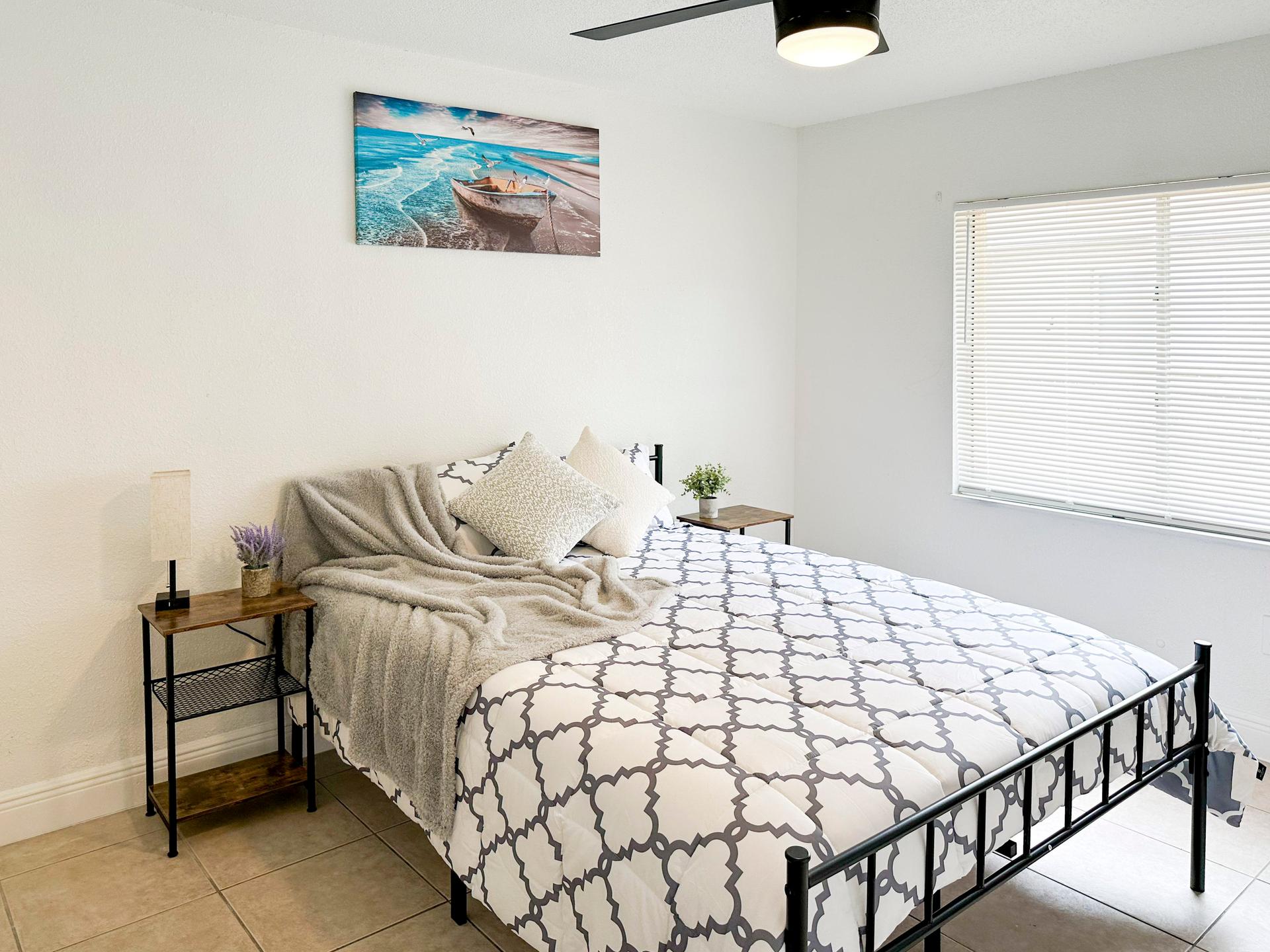 bedroom, detected:window blind, bed, ceiling fan