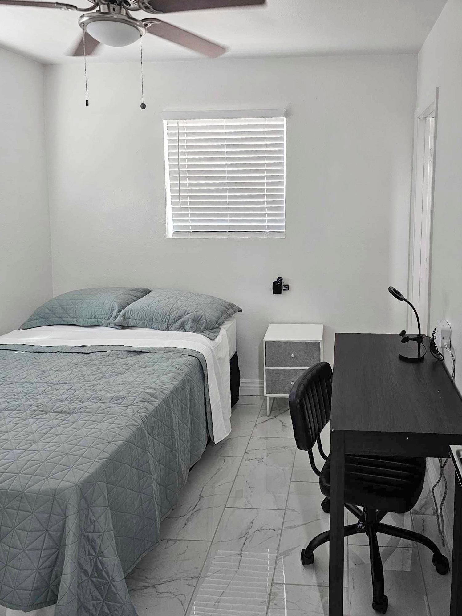 bedroom, detected:ceiling fan, window blind, bed