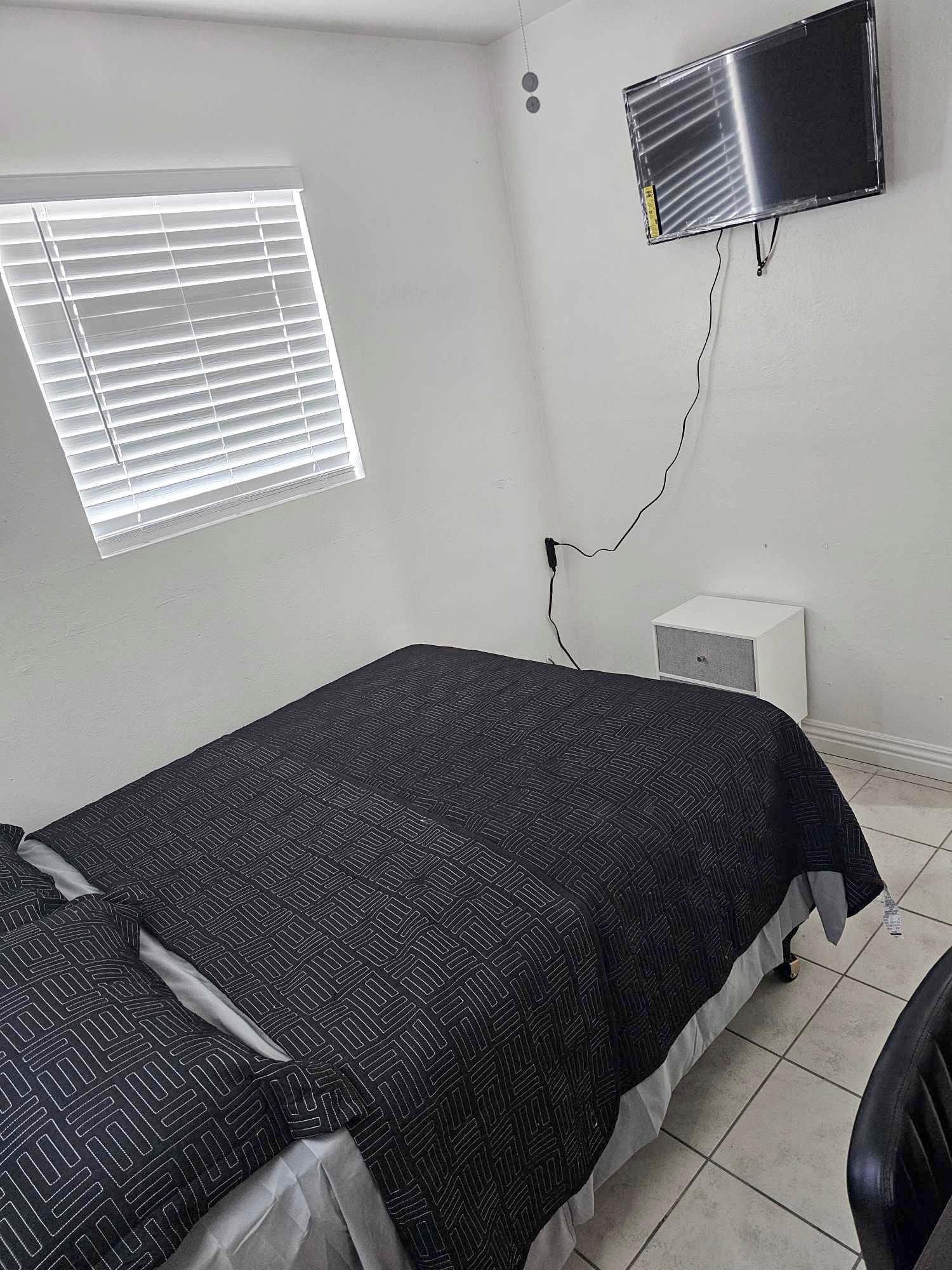 bedroom, detected:window blind, bed