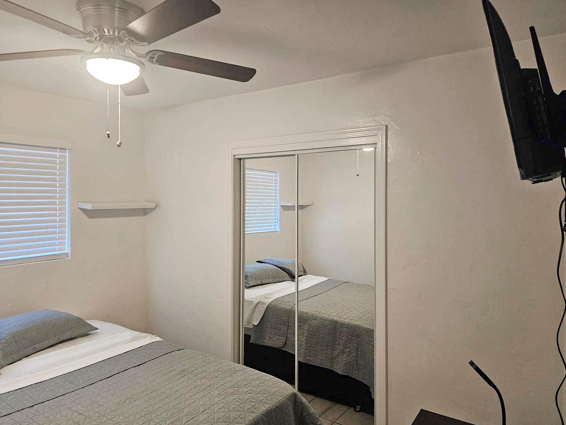 bedroom, detected:window blind, ceiling fan, bed