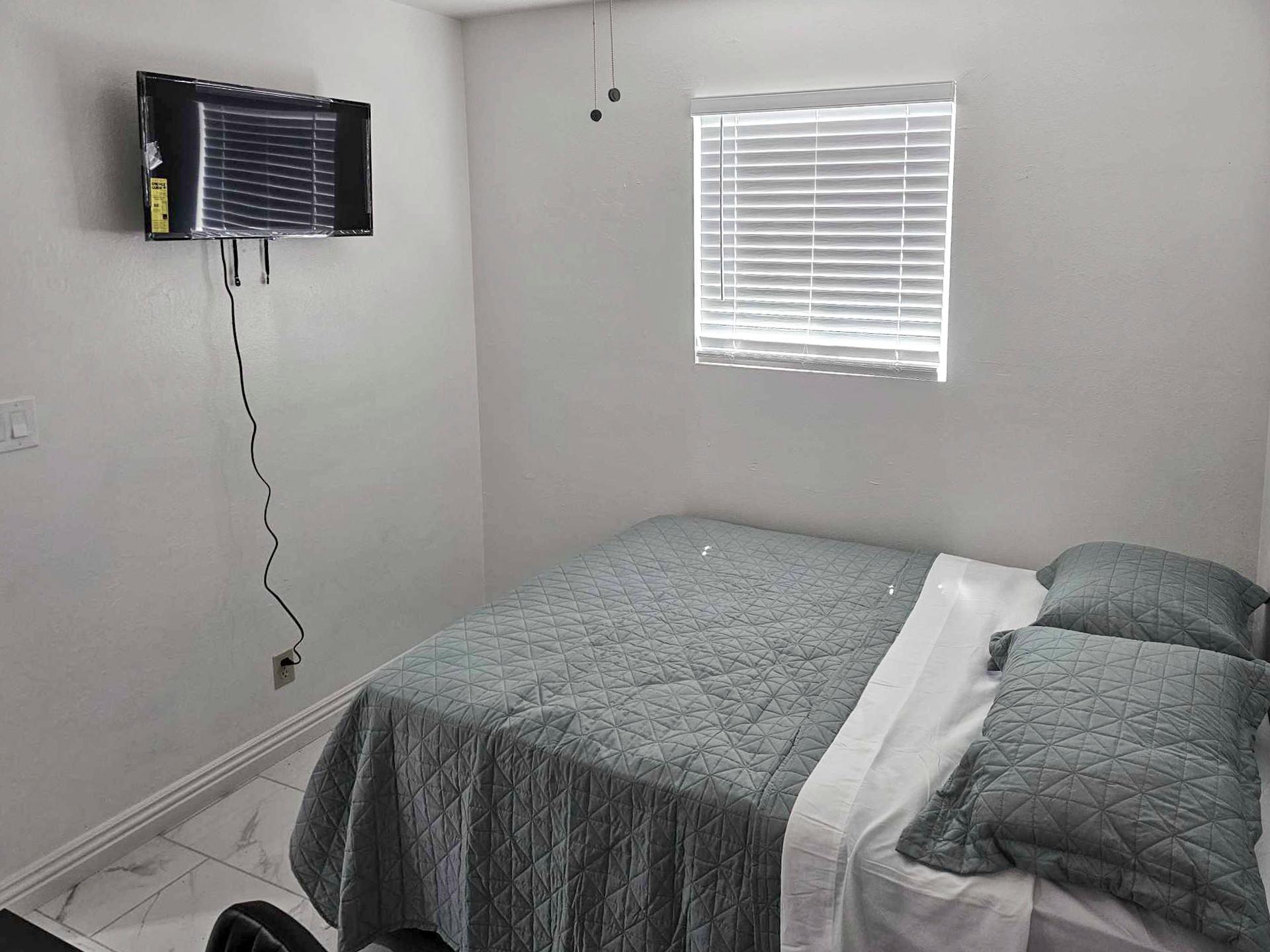 bedroom, detected:window blind, bed