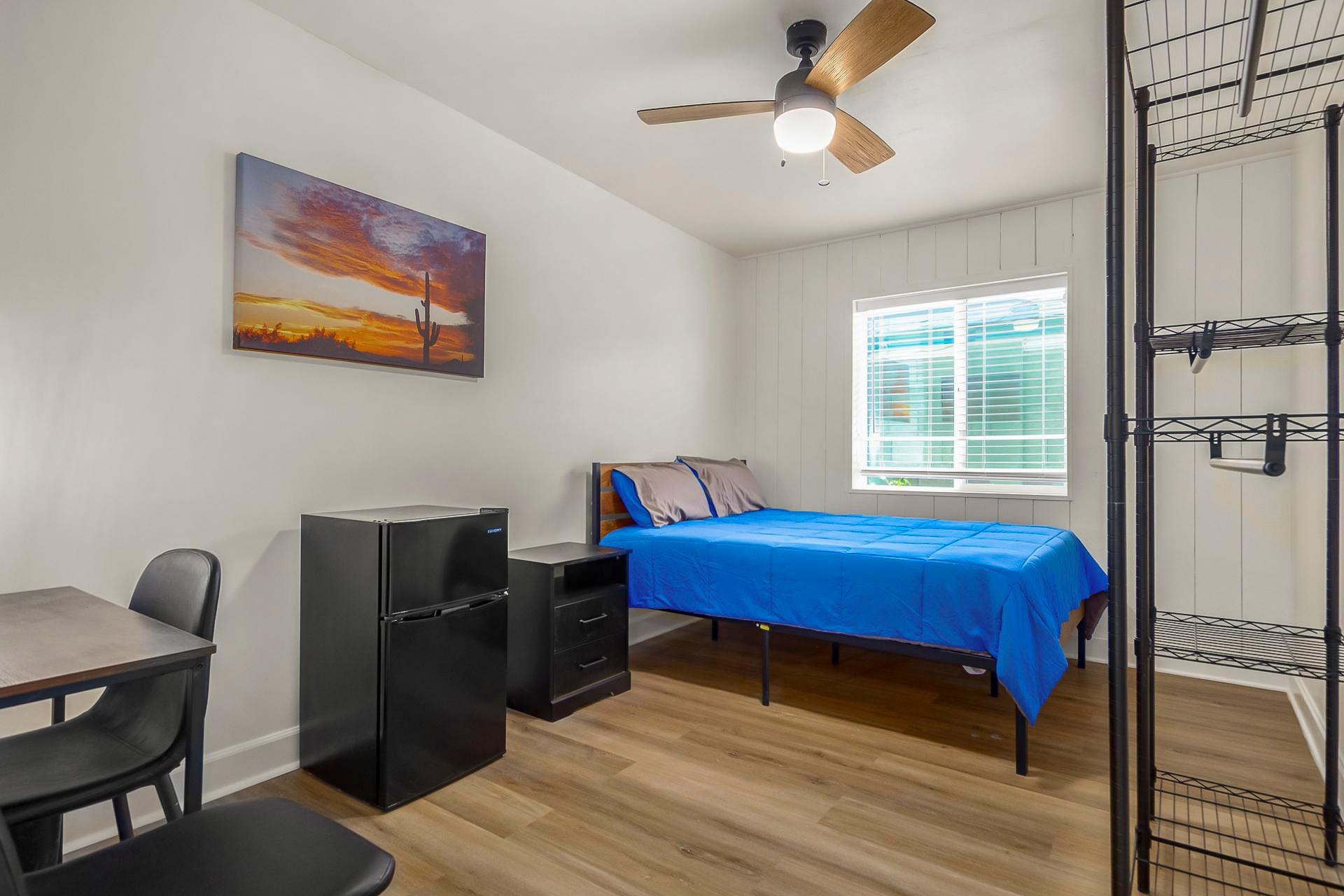 bedroom, detected:ceiling fan, bed, window blind