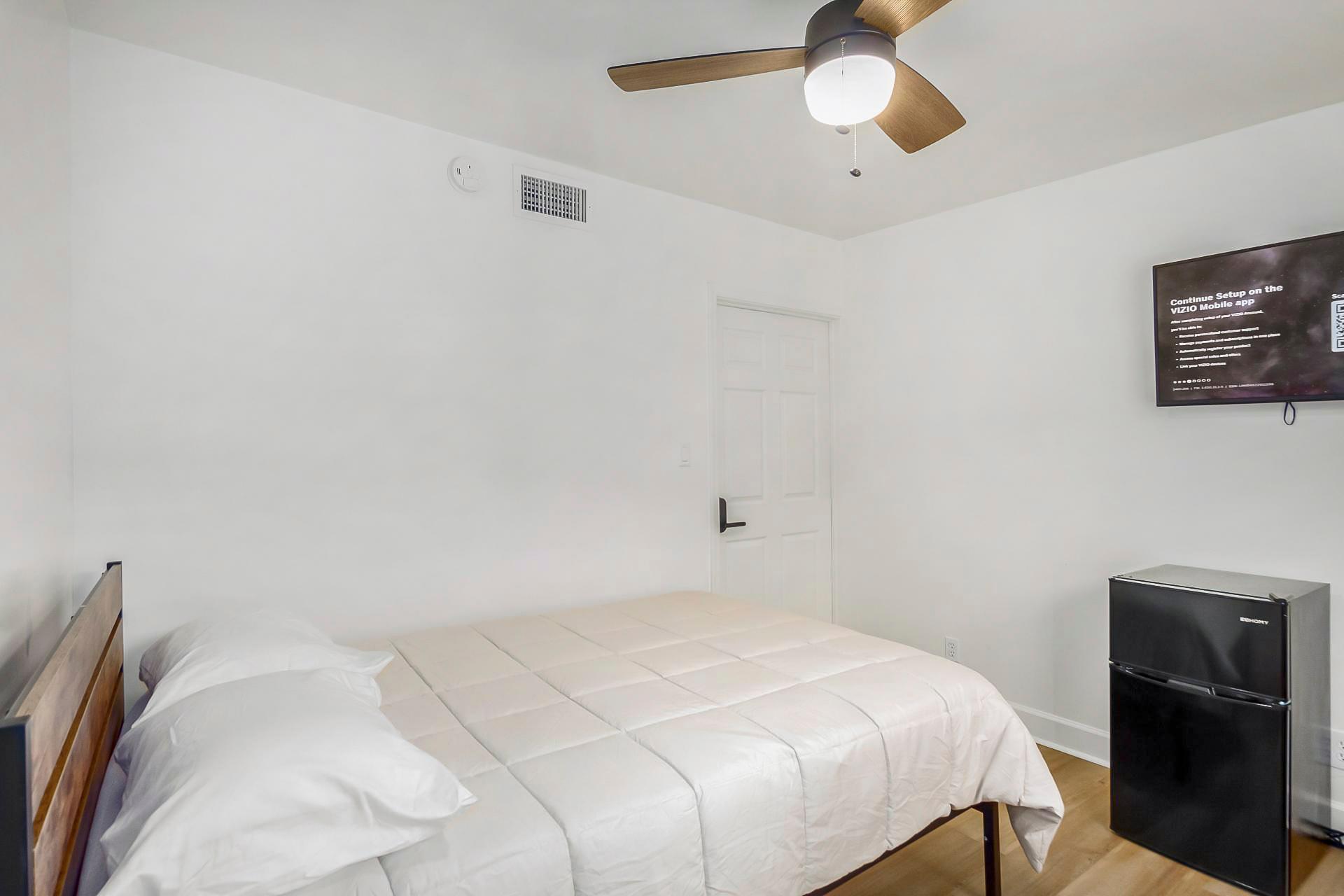 bedroom, detected:ceiling fan, bed, window blind