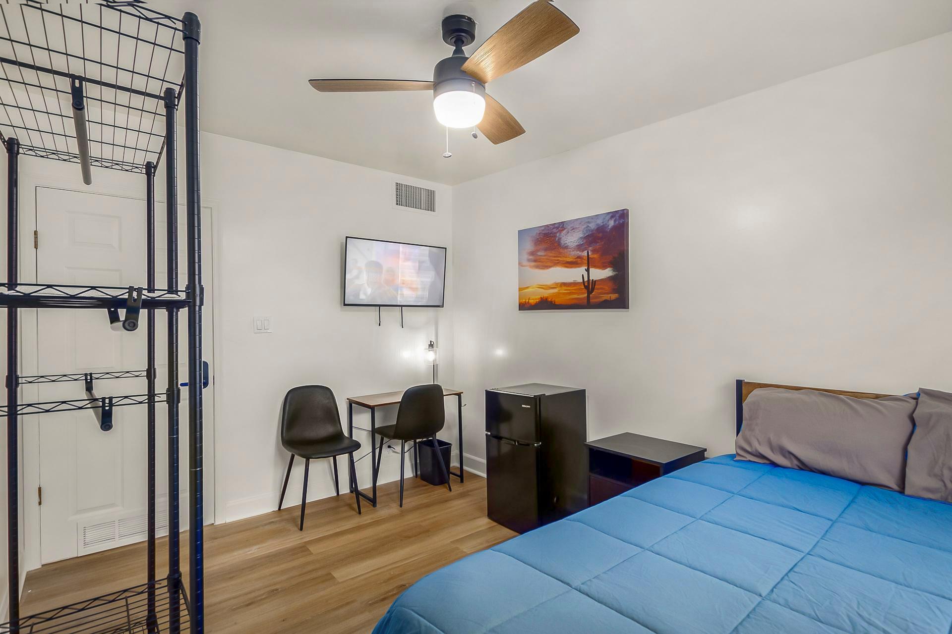 bedroom, detected:ceiling fan, window blind, bed