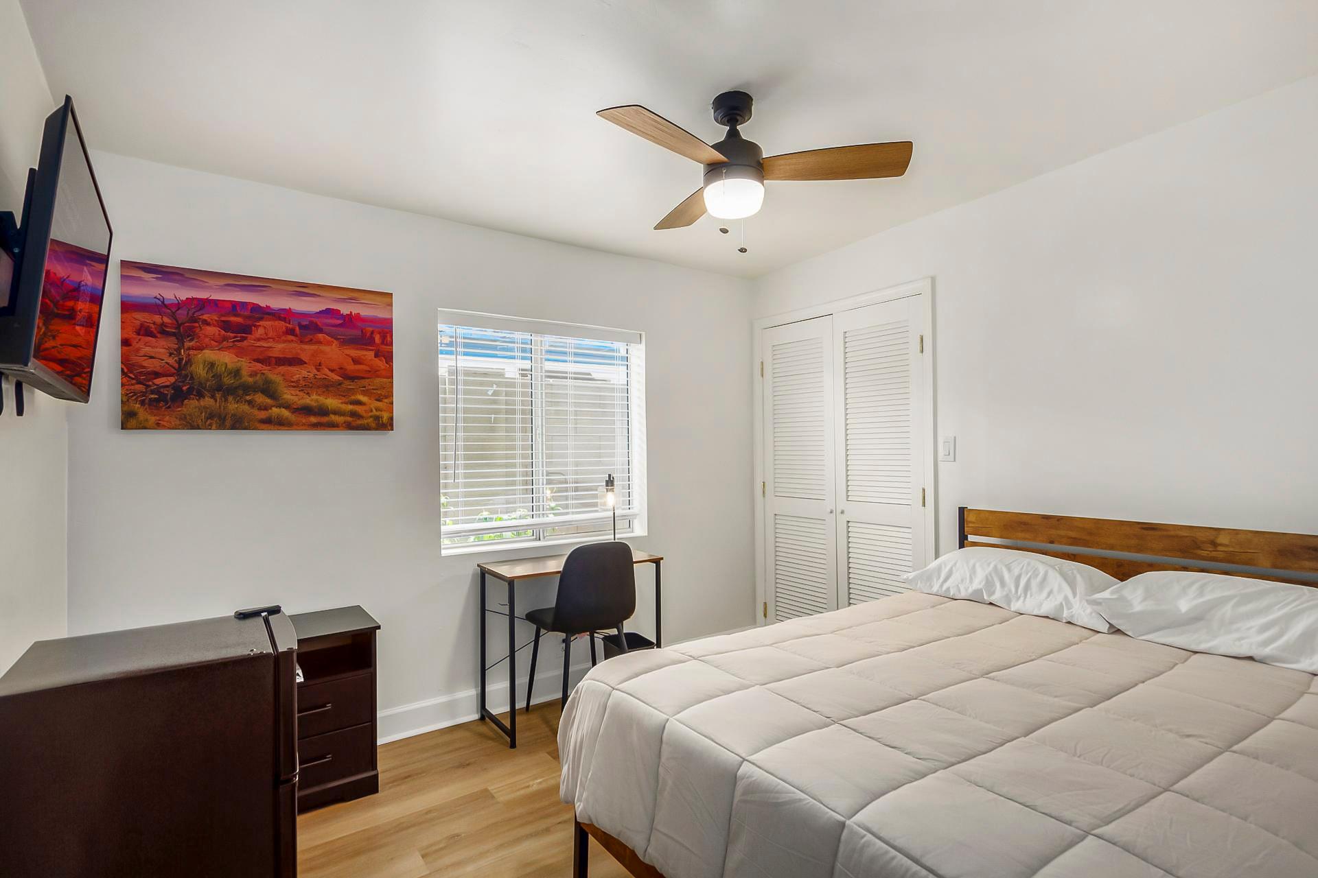 bedroom, detected:ceiling fan, bed, window blind