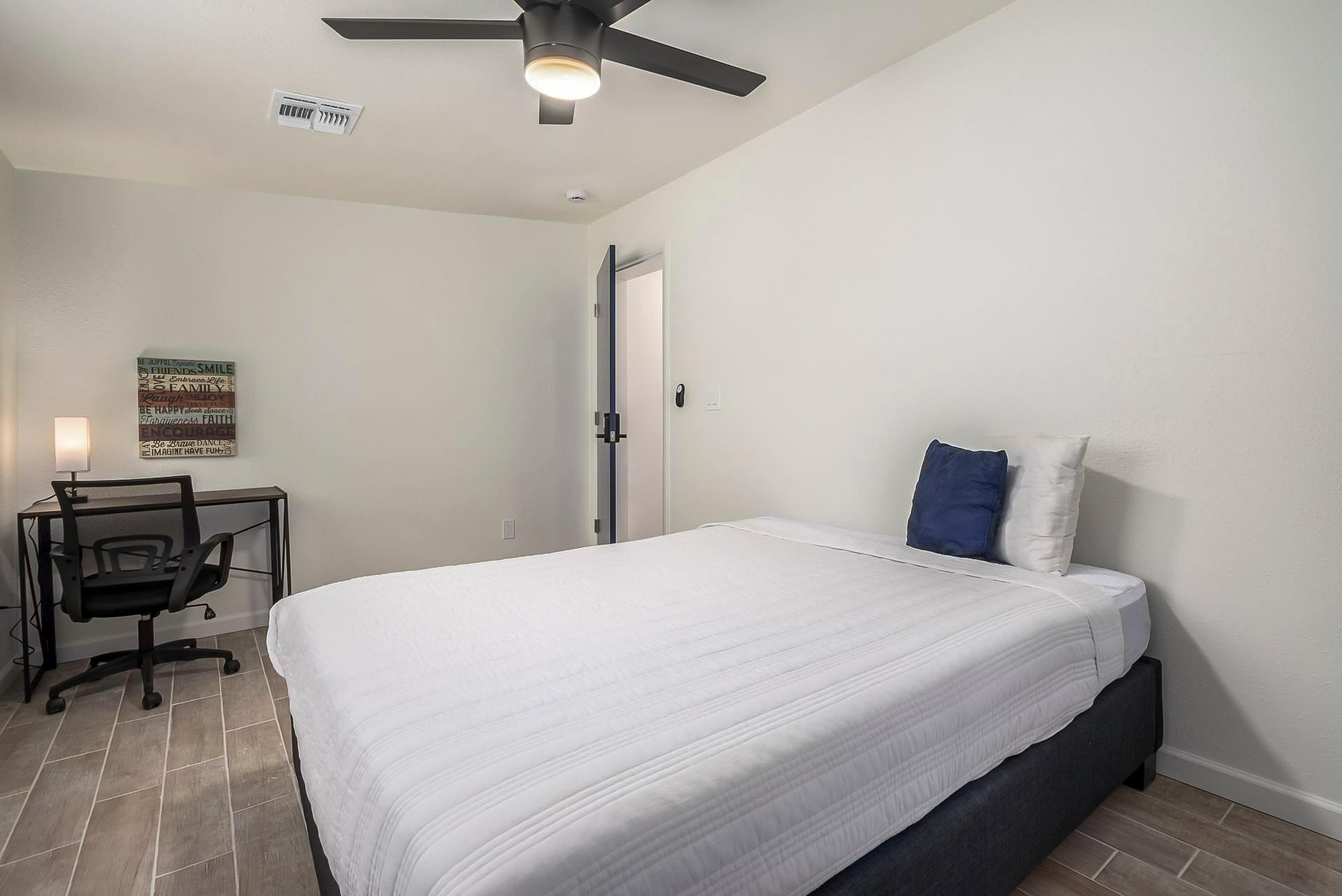 bedroom, detected:ceiling fan, bed