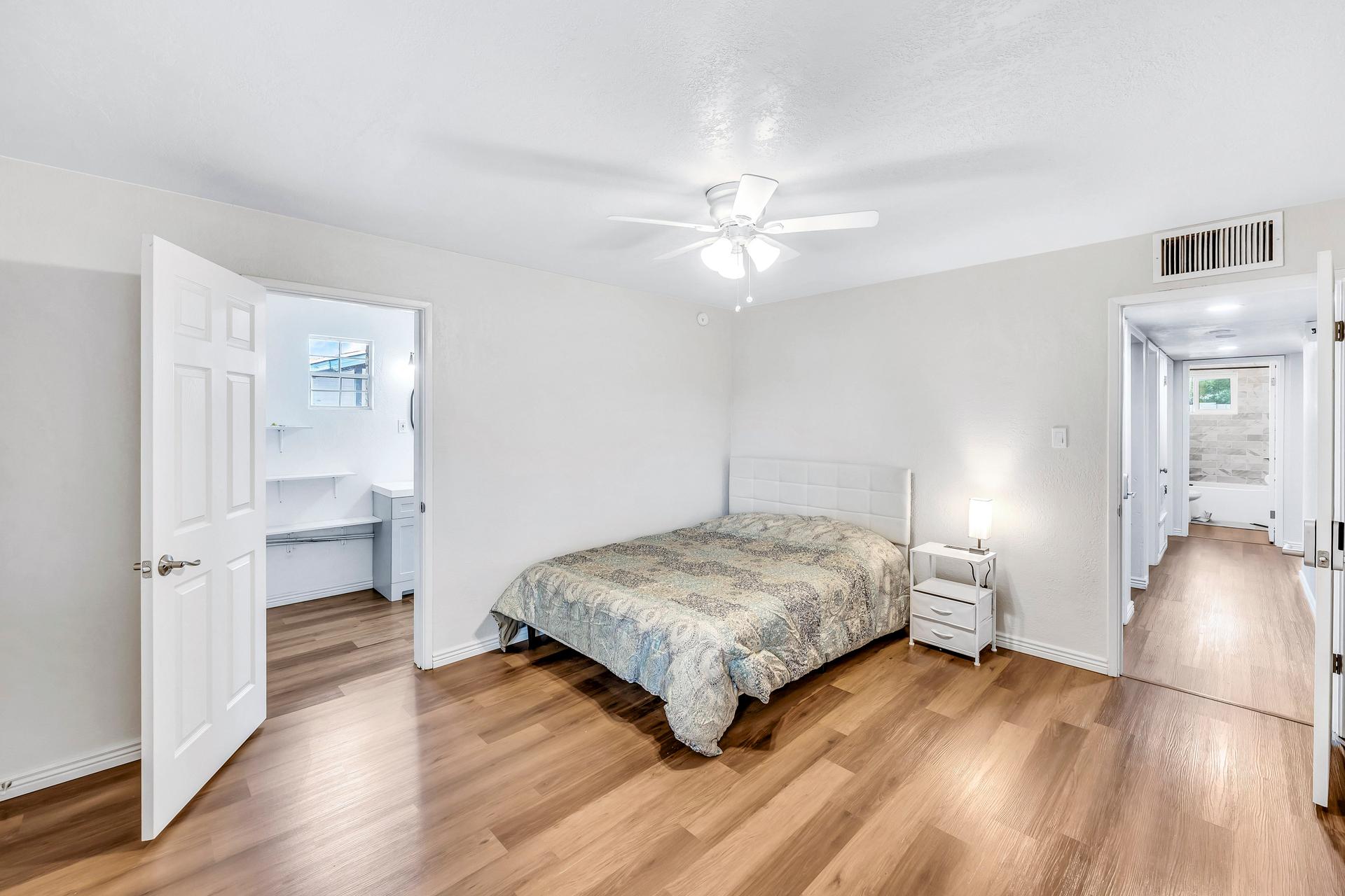 bedroom, detected:ceiling fan, bed, window blind