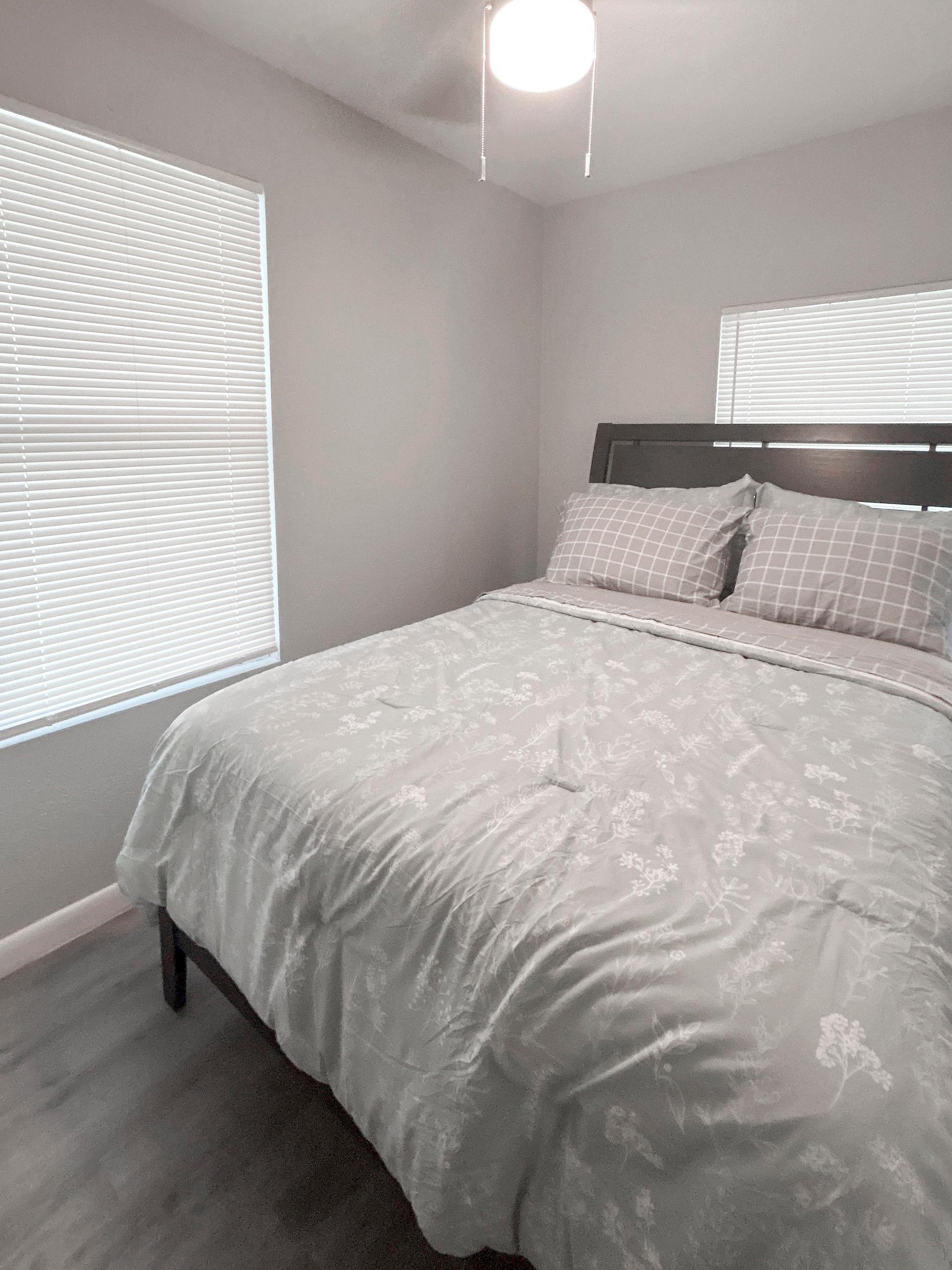 bedroom, detected:window blind, ceiling fan, bed
