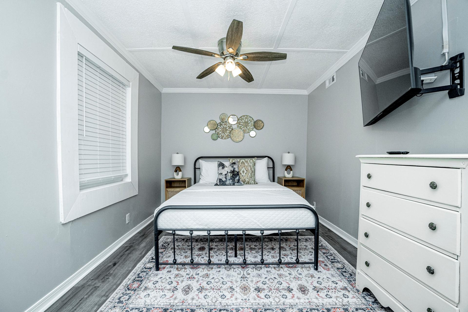 bedroom, detected:ceiling fan, window blind, bed