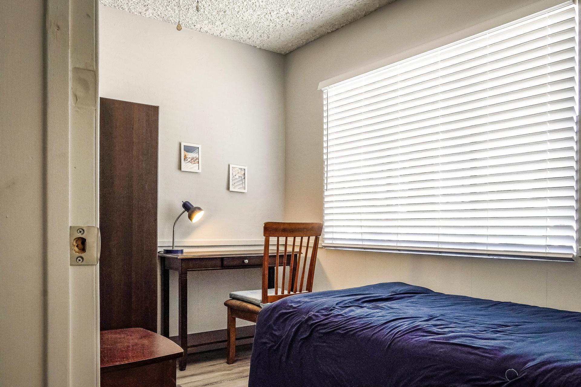 bedroom, detected:window blind, bed