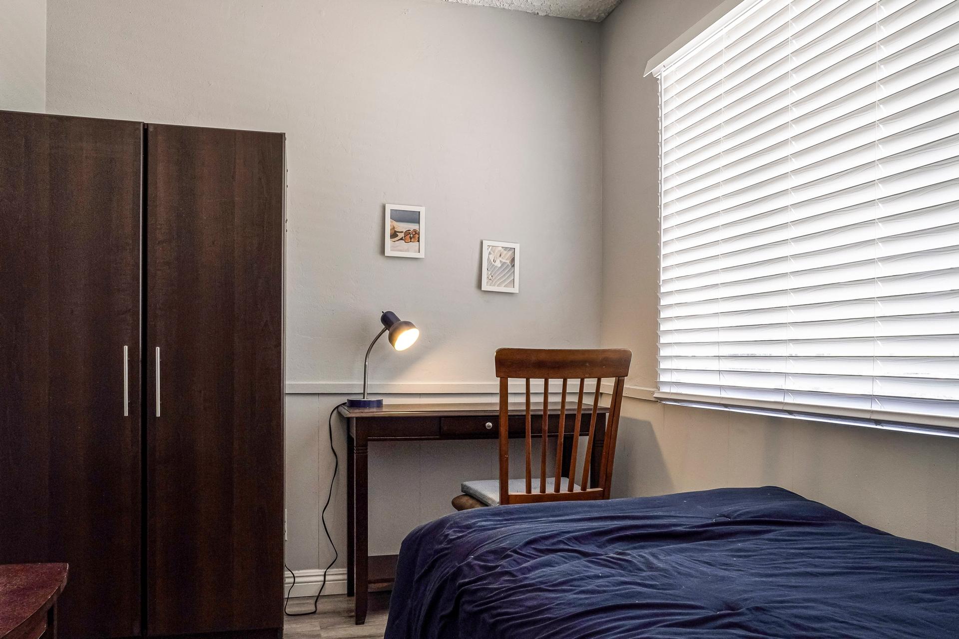 bedroom, detected:window blind, bed